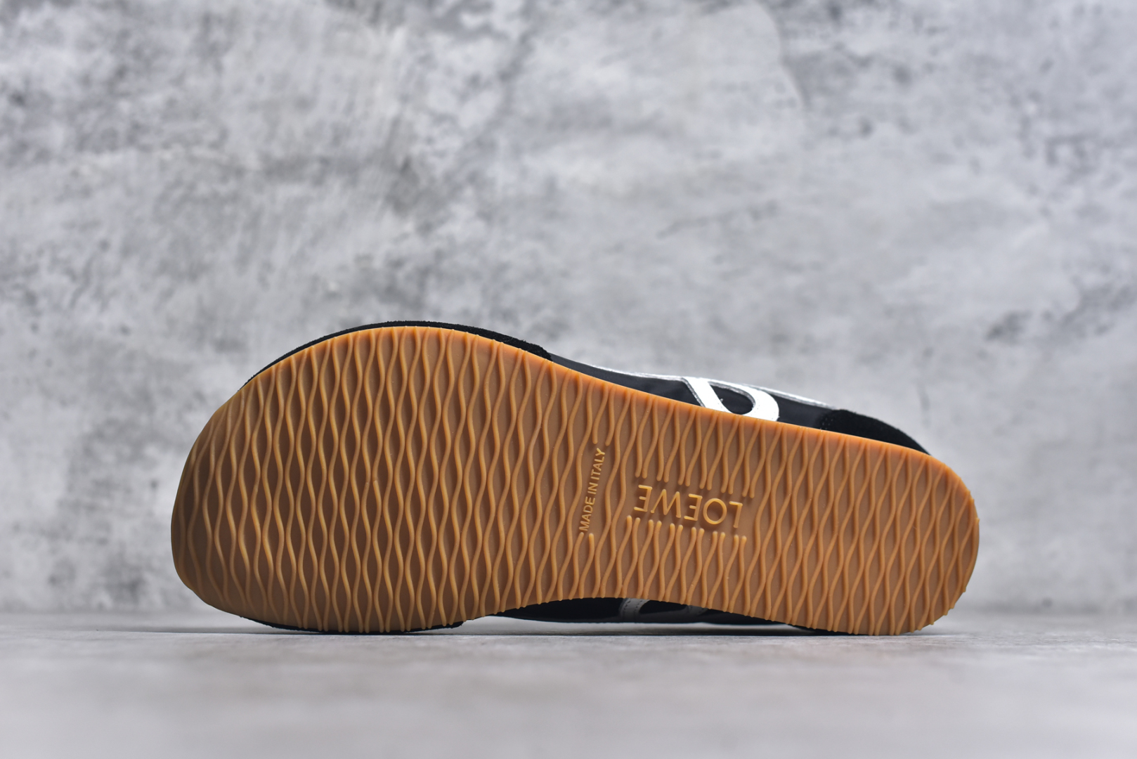 图片[6]-#罗意威/Loewe 2025 | Ballet Runner 2.0 春新款爆款芭蕾舞鞋 不对称鞋头造型 外贸出口订单 广东原厂 作为Loewe的标志性设计 超柔软，轻便且灵活的鞋底，新的波浪纹理橡胶外底，延伸至鞋头，升级的柔软皮革内衬和鞋床，提供最大舒适感，后跟有3D注塑橡胶徽标，真皮和皮料混搭彰显复古风格 内增高拼色德训鞋 阿甘鞋 小白鞋 拼色拼接鞋面 非常高级隐藏式小内增高 脚后跟设计新颖 柔软舒适 会被评为年度最舒适的暴走鞋 如履平地 原版细节 鞋面由进口麂皮 牛皮 原版布拼接 牛皮垫脚 原版定制磨具组合大底 原盒包装 内娱明星杨幂等众多同款上脚 小红书 一系列素材图 极具爆款。LLBR282X01 尺码：35-44 要配件+10-选品中心