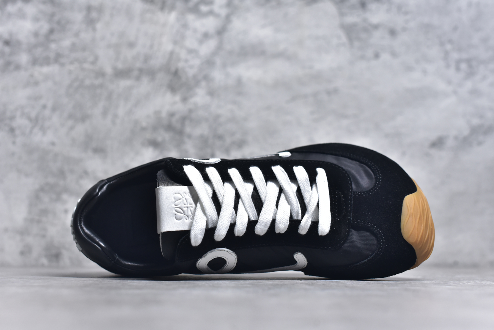 图片[4]-#罗意威/Loewe 2025 | Ballet Runner 2.0 春新款爆款芭蕾舞鞋 不对称鞋头造型 外贸出口订单 广东原厂 作为Loewe的标志性设计 超柔软，轻便且灵活的鞋底，新的波浪纹理橡胶外底，延伸至鞋头，升级的柔软皮革内衬和鞋床，提供最大舒适感，后跟有3D注塑橡胶徽标，真皮和皮料混搭彰显复古风格 内增高拼色德训鞋 阿甘鞋 小白鞋 拼色拼接鞋面 非常高级隐藏式小内增高 脚后跟设计新颖 柔软舒适 会被评为年度最舒适的暴走鞋 如履平地 原版细节 鞋面由进口麂皮 牛皮 原版布拼接 牛皮垫脚 原版定制磨具组合大底 原盒包装 内娱明星杨幂等众多同款上脚 小红书 一系列素材图 极具爆款。LLBR282X01 尺码：35-44 要配件+10-选品中心