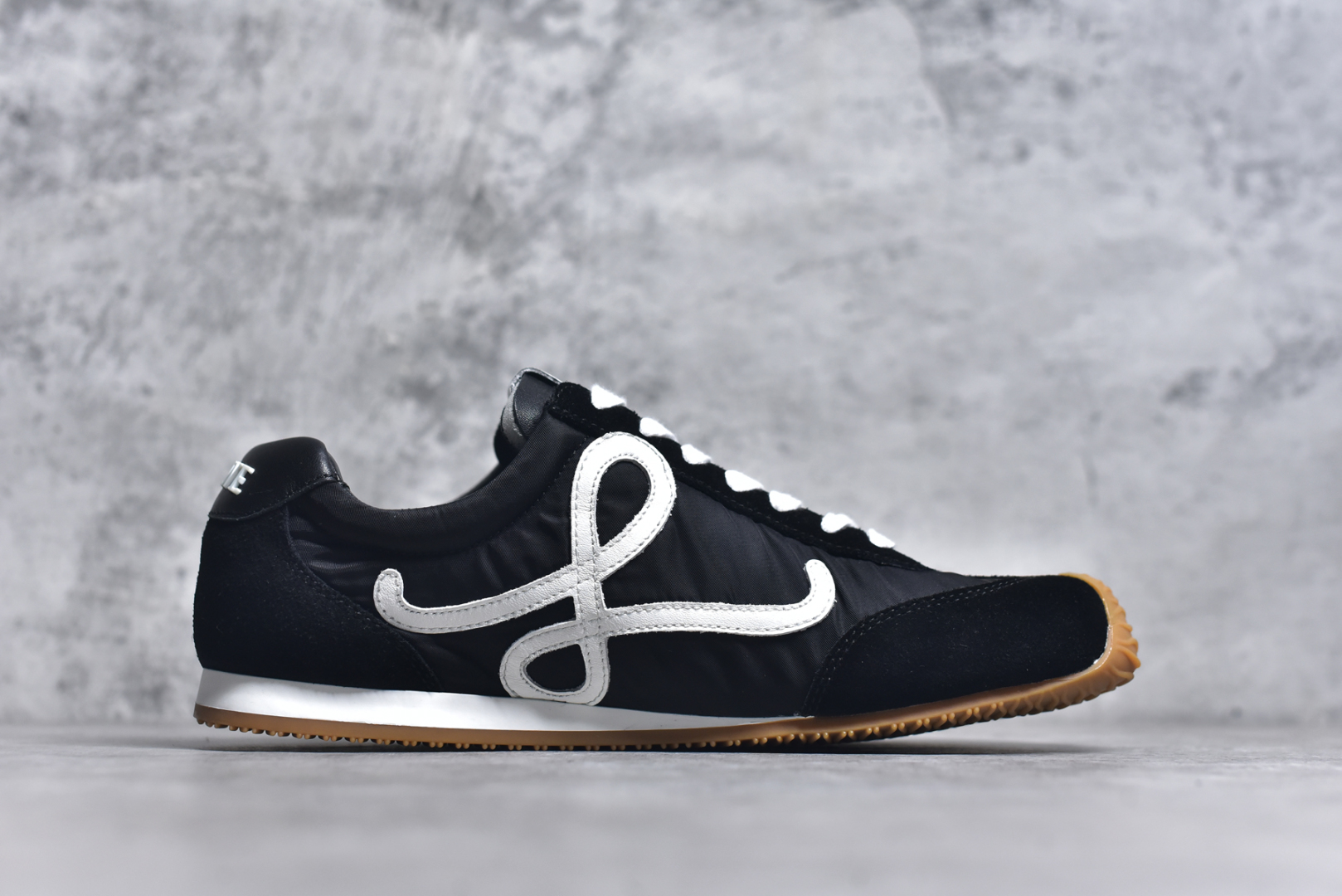 图片[3]-#罗意威/Loewe 2025 | Ballet Runner 2.0 春新款爆款芭蕾舞鞋 不对称鞋头造型 外贸出口订单 广东原厂 作为Loewe的标志性设计 超柔软，轻便且灵活的鞋底，新的波浪纹理橡胶外底，延伸至鞋头，升级的柔软皮革内衬和鞋床，提供最大舒适感，后跟有3D注塑橡胶徽标，真皮和皮料混搭彰显复古风格 内增高拼色德训鞋 阿甘鞋 小白鞋 拼色拼接鞋面 非常高级隐藏式小内增高 脚后跟设计新颖 柔软舒适 会被评为年度最舒适的暴走鞋 如履平地 原版细节 鞋面由进口麂皮 牛皮 原版布拼接 牛皮垫脚 原版定制磨具组合大底 原盒包装 内娱明星杨幂等众多同款上脚 小红书 一系列素材图 极具爆款。LLBR282X01 尺码：35-44 要配件+10-选品中心