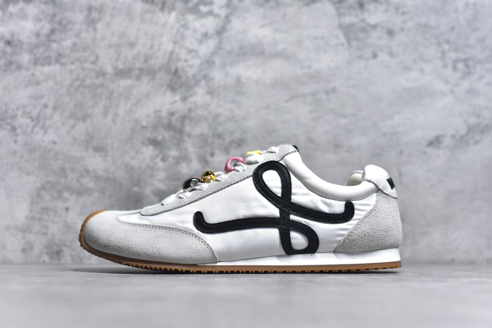 #罗意威/Loewe 2025 | Ballet Runner 2.0 春新款爆款芭蕾舞鞋 不对称鞋头造型 外贸出口订单 广东原厂 作为Loewe的标志性设计 超柔软，轻便且灵活的鞋底，新的波浪纹理橡胶外底，延伸至鞋头，升级的柔软皮革内衬和鞋床，提供最大舒适感，后跟有3D注塑橡胶徽标，真皮和皮料混搭彰显复古风格 内增高拼色德训鞋 阿甘鞋 小白鞋 拼色拼接鞋面 非常高级隐藏式小内增高 脚后跟设计新颖 柔软舒适 会被评为年度最舒适的暴走鞋 如履平地 原版细节 鞋面由进口麂皮 牛皮 原版布拼接 牛皮垫脚 原版定制磨具组合大底 原盒包装 内娱明星杨幂等众多同款上脚 小红书 一系列素材图 极具爆款。LLBR282X01 尺码：35-44 要配件+10-选品中心