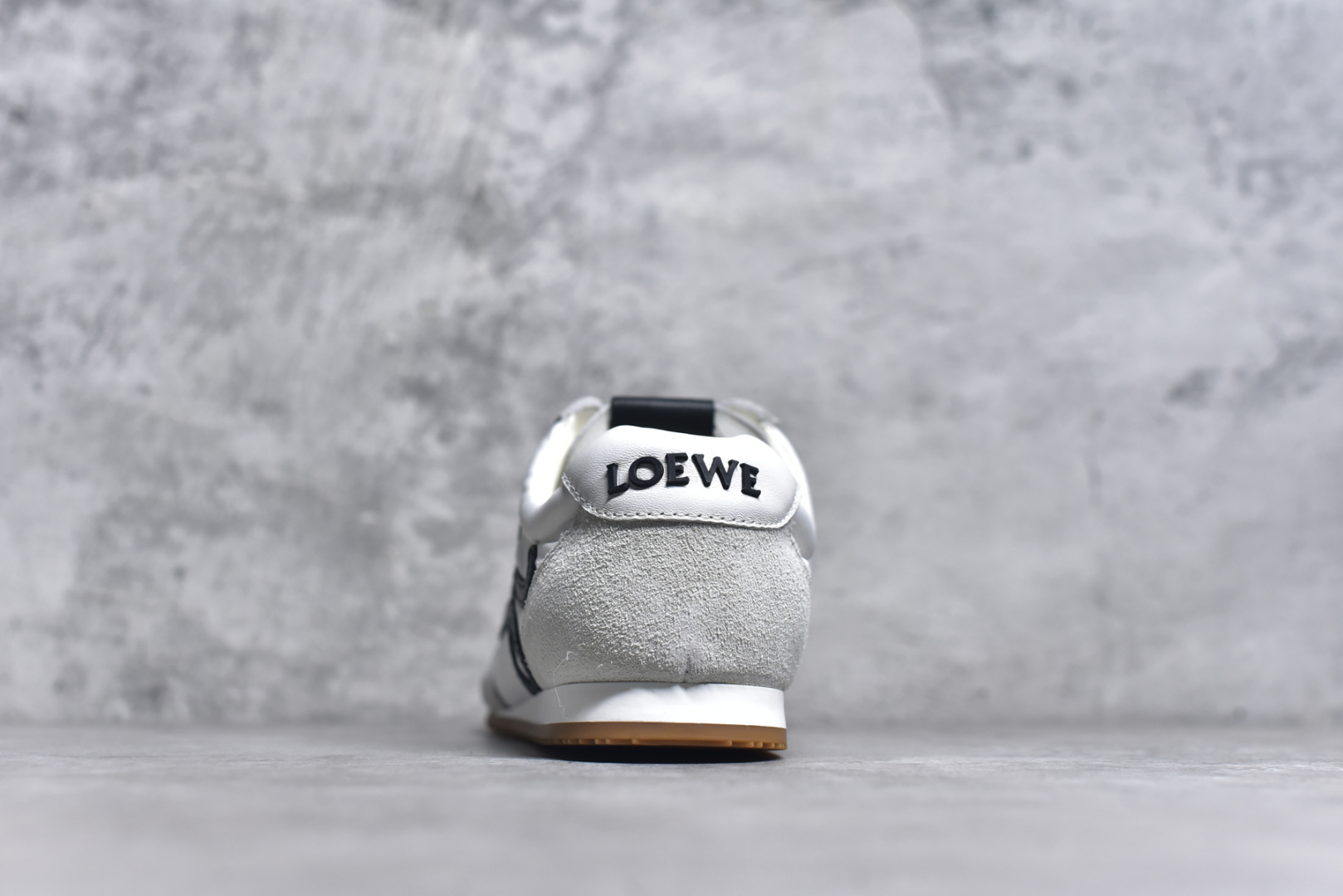 图片[5]-#罗意威/Loewe 2025 | Ballet Runner 2.0 春新款爆款芭蕾舞鞋 不对称鞋头造型 外贸出口订单 广东原厂 作为Loewe的标志性设计 超柔软，轻便且灵活的鞋底，新的波浪纹理橡胶外底，延伸至鞋头，升级的柔软皮革内衬和鞋床，提供最大舒适感，后跟有3D注塑橡胶徽标，真皮和皮料混搭彰显复古风格 内增高拼色德训鞋 阿甘鞋 小白鞋 拼色拼接鞋面 非常高级隐藏式小内增高 脚后跟设计新颖 柔软舒适 会被评为年度最舒适的暴走鞋 如履平地 原版细节 鞋面由进口麂皮 牛皮 原版布拼接 牛皮垫脚 原版定制磨具组合大底 原盒包装 内娱明星杨幂等众多同款上脚 小红书 一系列素材图 极具爆款。LLBR282X01 尺码：35-44 要配件+10-选品中心