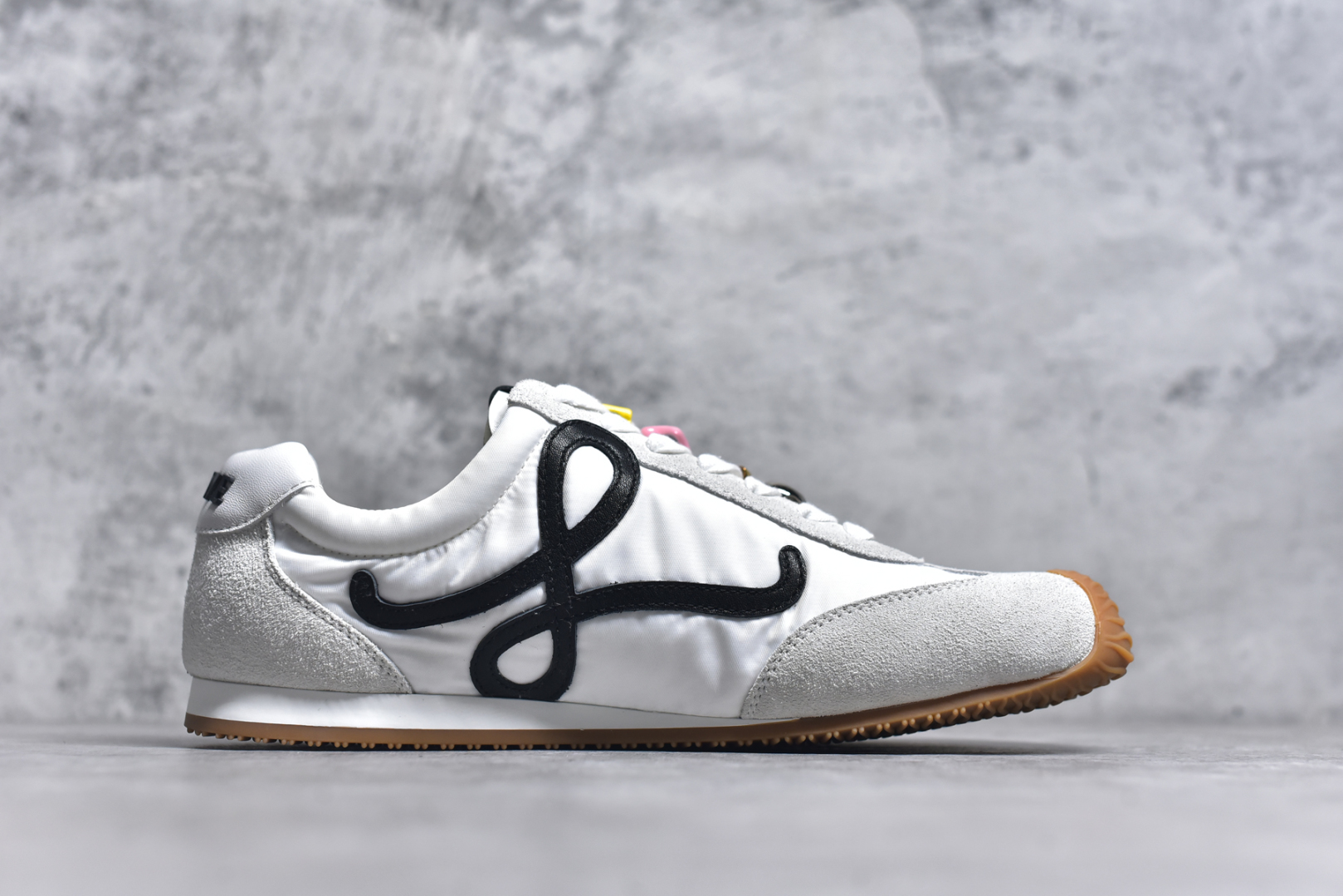 图片[3]-#罗意威/Loewe 2025 | Ballet Runner 2.0 春新款爆款芭蕾舞鞋 不对称鞋头造型 外贸出口订单 广东原厂 作为Loewe的标志性设计 超柔软，轻便且灵活的鞋底，新的波浪纹理橡胶外底，延伸至鞋头，升级的柔软皮革内衬和鞋床，提供最大舒适感，后跟有3D注塑橡胶徽标，真皮和皮料混搭彰显复古风格 内增高拼色德训鞋 阿甘鞋 小白鞋 拼色拼接鞋面 非常高级隐藏式小内增高 脚后跟设计新颖 柔软舒适 会被评为年度最舒适的暴走鞋 如履平地 原版细节 鞋面由进口麂皮 牛皮 原版布拼接 牛皮垫脚 原版定制磨具组合大底 原盒包装 内娱明星杨幂等众多同款上脚 小红书 一系列素材图 极具爆款。LLBR282X01 尺码：35-44 要配件+10-选品中心