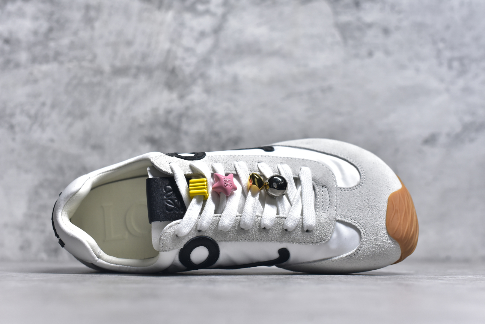 图片[4]-#罗意威/Loewe 2025 | Ballet Runner 2.0 春新款爆款芭蕾舞鞋 不对称鞋头造型 外贸出口订单 广东原厂 作为Loewe的标志性设计 超柔软，轻便且灵活的鞋底，新的波浪纹理橡胶外底，延伸至鞋头，升级的柔软皮革内衬和鞋床，提供最大舒适感，后跟有3D注塑橡胶徽标，真皮和皮料混搭彰显复古风格 内增高拼色德训鞋 阿甘鞋 小白鞋 拼色拼接鞋面 非常高级隐藏式小内增高 脚后跟设计新颖 柔软舒适 会被评为年度最舒适的暴走鞋 如履平地 原版细节 鞋面由进口麂皮 牛皮 原版布拼接 牛皮垫脚 原版定制磨具组合大底 原盒包装 内娱明星杨幂等众多同款上脚 小红书 一系列素材图 极具爆款。LLBR282X01 尺码：35-44 要配件+10-选品中心