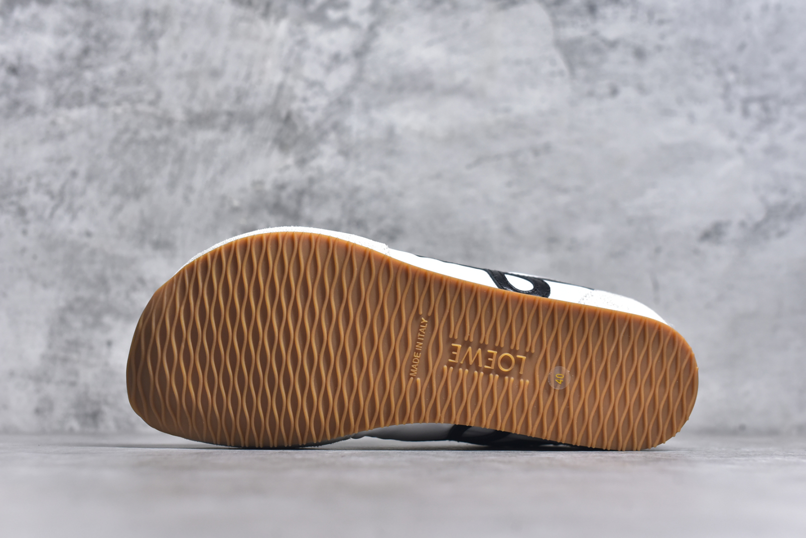 图片[6]-#罗意威/Loewe 2025 | Ballet Runner 2.0 春新款爆款芭蕾舞鞋 不对称鞋头造型 外贸出口订单 广东原厂 作为Loewe的标志性设计 超柔软，轻便且灵活的鞋底，新的波浪纹理橡胶外底，延伸至鞋头，升级的柔软皮革内衬和鞋床，提供最大舒适感，后跟有3D注塑橡胶徽标，真皮和皮料混搭彰显复古风格 内增高拼色德训鞋 阿甘鞋 小白鞋 拼色拼接鞋面 非常高级隐藏式小内增高 脚后跟设计新颖 柔软舒适 会被评为年度最舒适的暴走鞋 如履平地 原版细节 鞋面由进口麂皮 牛皮 原版布拼接 牛皮垫脚 原版定制磨具组合大底 原盒包装 内娱明星杨幂等众多同款上脚 小红书 一系列素材图 极具爆款。LLBR282X01 尺码：35-44 要配件+10-选品中心