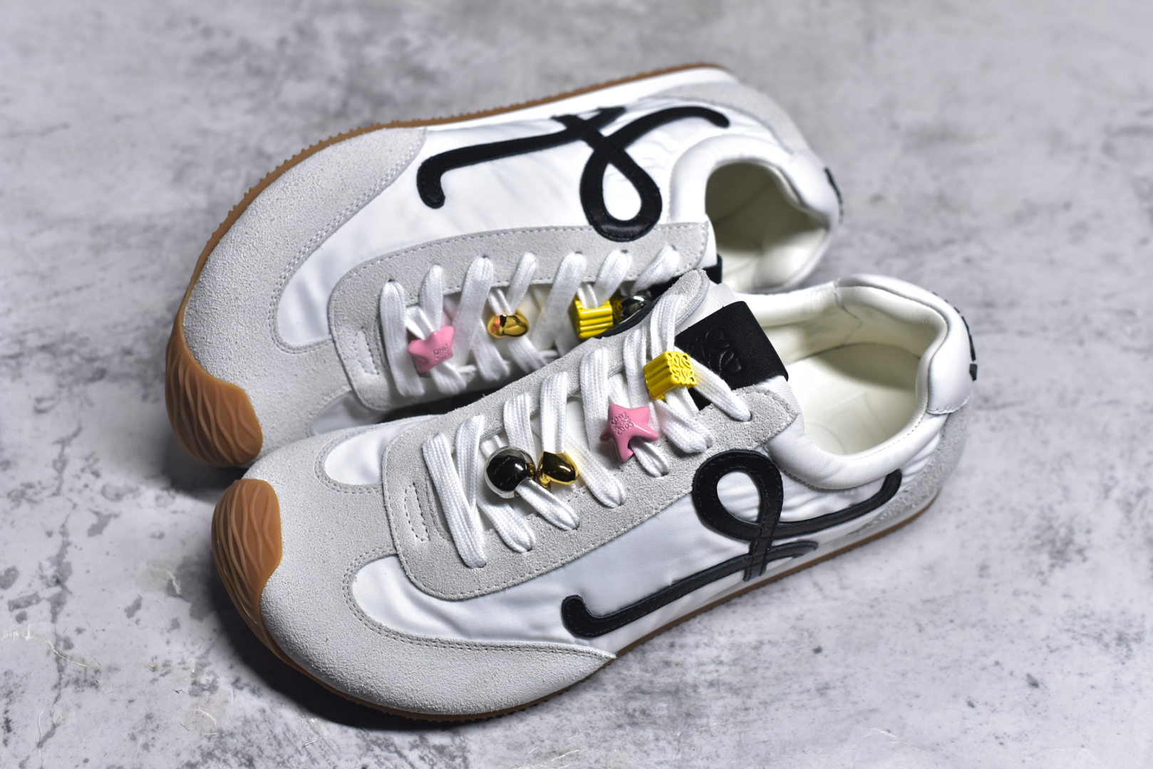 图片[7]-#罗意威/Loewe 2025 | Ballet Runner 2.0 春新款爆款芭蕾舞鞋 不对称鞋头造型 外贸出口订单 广东原厂 作为Loewe的标志性设计 超柔软，轻便且灵活的鞋底，新的波浪纹理橡胶外底，延伸至鞋头，升级的柔软皮革内衬和鞋床，提供最大舒适感，后跟有3D注塑橡胶徽标，真皮和皮料混搭彰显复古风格 内增高拼色德训鞋 阿甘鞋 小白鞋 拼色拼接鞋面 非常高级隐藏式小内增高 脚后跟设计新颖 柔软舒适 会被评为年度最舒适的暴走鞋 如履平地 原版细节 鞋面由进口麂皮 牛皮 原版布拼接 牛皮垫脚 原版定制磨具组合大底 原盒包装 内娱明星杨幂等众多同款上脚 小红书 一系列素材图 极具爆款。LLBR282X01 尺码：35-44 要配件+10-选品中心