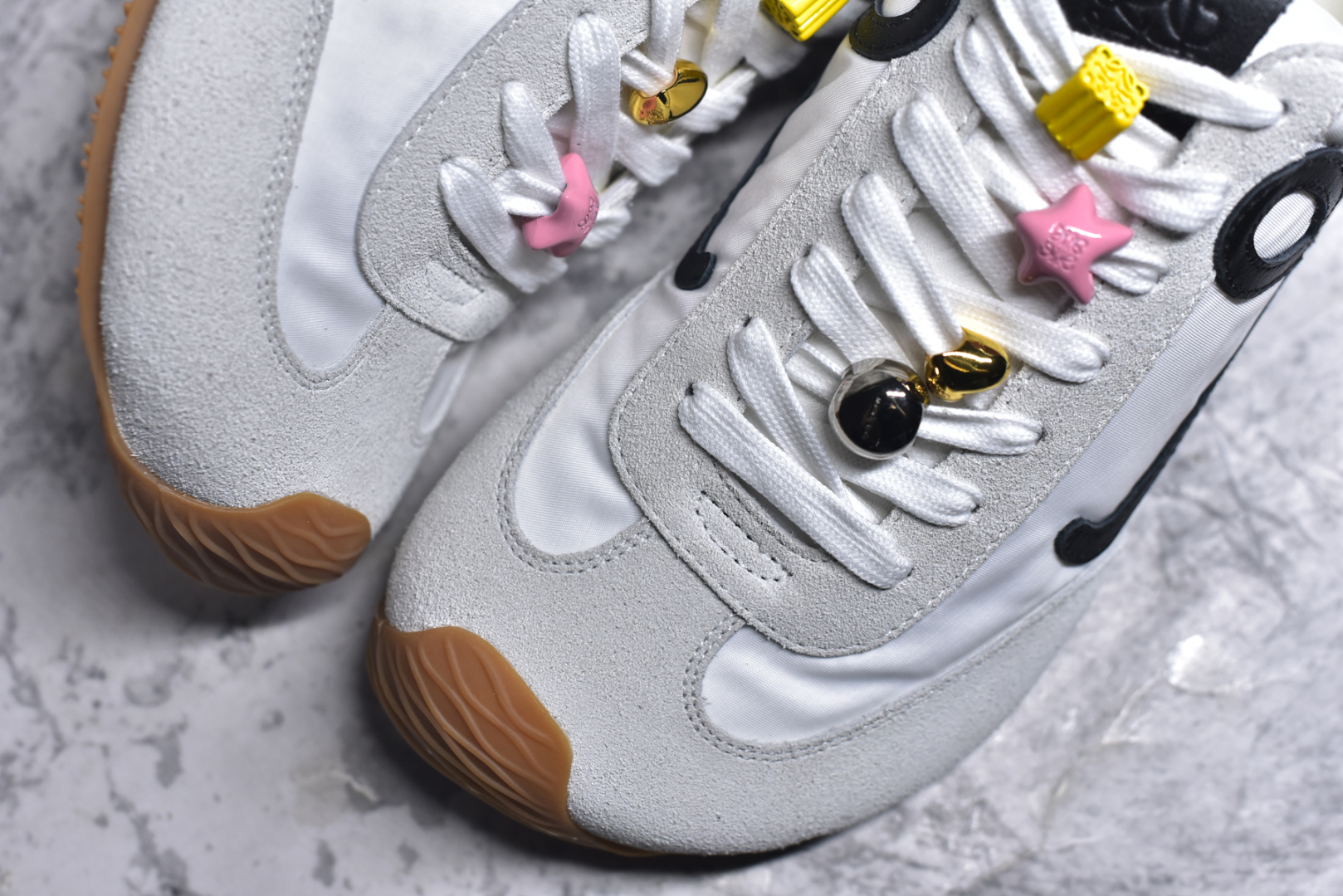 图片[8]-#罗意威/Loewe 2025 | Ballet Runner 2.0 春新款爆款芭蕾舞鞋 不对称鞋头造型 外贸出口订单 广东原厂 作为Loewe的标志性设计 超柔软，轻便且灵活的鞋底，新的波浪纹理橡胶外底，延伸至鞋头，升级的柔软皮革内衬和鞋床，提供最大舒适感，后跟有3D注塑橡胶徽标，真皮和皮料混搭彰显复古风格 内增高拼色德训鞋 阿甘鞋 小白鞋 拼色拼接鞋面 非常高级隐藏式小内增高 脚后跟设计新颖 柔软舒适 会被评为年度最舒适的暴走鞋 如履平地 原版细节 鞋面由进口麂皮 牛皮 原版布拼接 牛皮垫脚 原版定制磨具组合大底 原盒包装 内娱明星杨幂等众多同款上脚 小红书 一系列素材图 极具爆款。LLBR282X01 尺码：35-44 要配件+10-选品中心