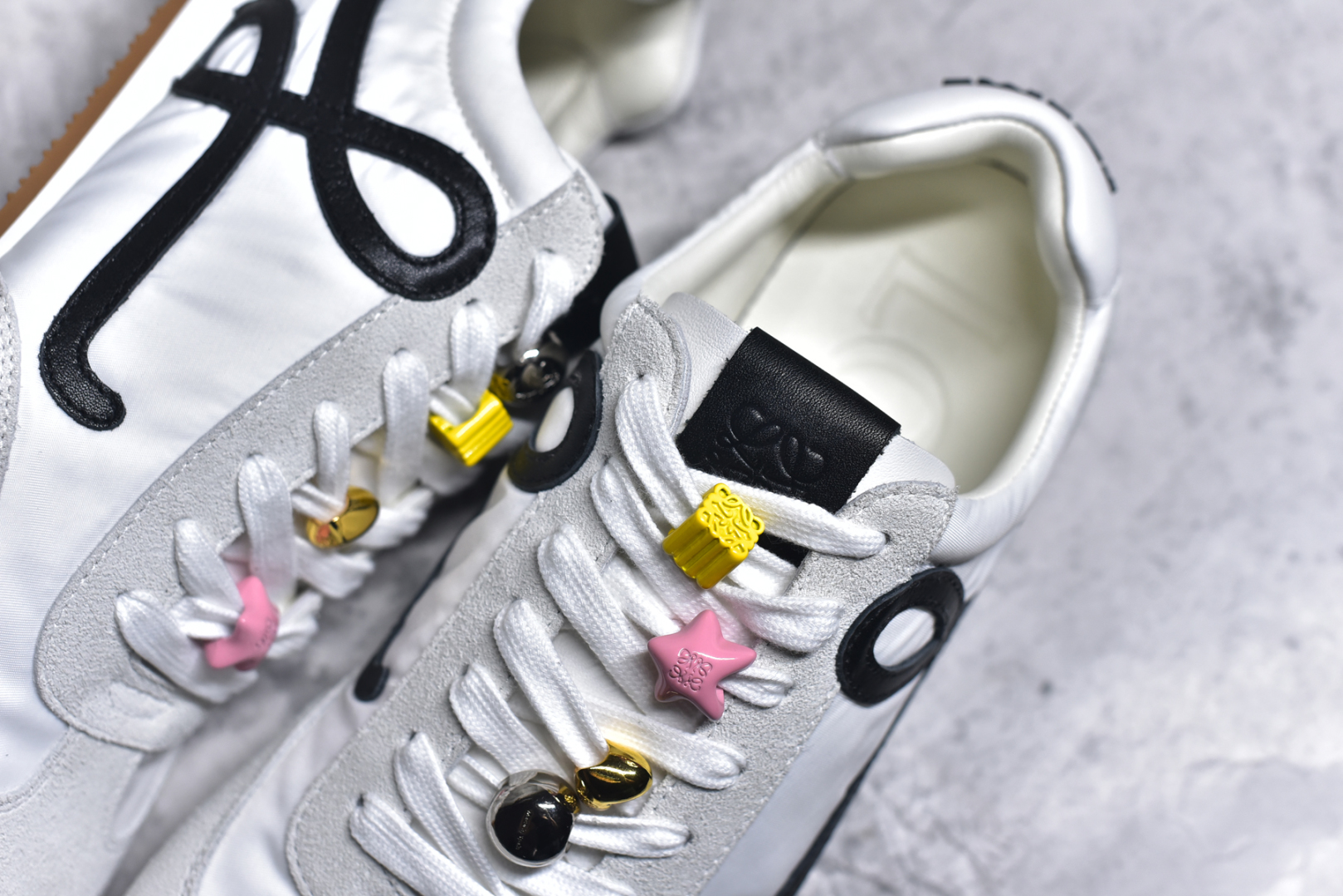 图片[9]-#罗意威/Loewe 2025 | Ballet Runner 2.0 春新款爆款芭蕾舞鞋 不对称鞋头造型 外贸出口订单 广东原厂 作为Loewe的标志性设计 超柔软，轻便且灵活的鞋底，新的波浪纹理橡胶外底，延伸至鞋头，升级的柔软皮革内衬和鞋床，提供最大舒适感，后跟有3D注塑橡胶徽标，真皮和皮料混搭彰显复古风格 内增高拼色德训鞋 阿甘鞋 小白鞋 拼色拼接鞋面 非常高级隐藏式小内增高 脚后跟设计新颖 柔软舒适 会被评为年度最舒适的暴走鞋 如履平地 原版细节 鞋面由进口麂皮 牛皮 原版布拼接 牛皮垫脚 原版定制磨具组合大底 原盒包装 内娱明星杨幂等众多同款上脚 小红书 一系列素材图 极具爆款。LLBR282X01 尺码：35-44 要配件+10-选品中心