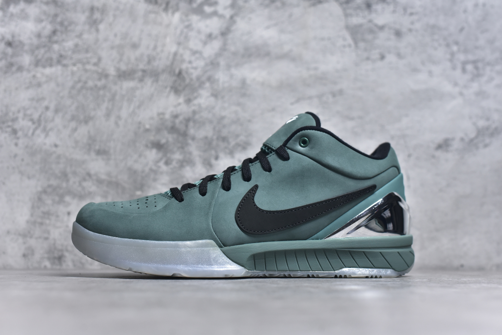 #NK Zoom Kobe 4 科比四代 电镀银绿色 完美复刻公司货 Phylon泡棉中底 后跟搭载Air Zoom马蹄气垫 真正的原汁原味 还原ZP脚感 全身鞋材卡料色独家定制 唯一正确鞋身反光效果 原厂压印工艺 立体感十足 内置全真动态飞线 独立原厂模具 首批不拼图大几率过验 亲测已过 支持各种高强度实战 无需担心 补货周期极长 脚宽建议买大半码 科比系列前掌偏窄 支持七天无理由退换 货号：FQ3545-300 尺码： 40 40.5 41 42 42.5 43 44 44.5 45 46 47.5 48.5-选品中心