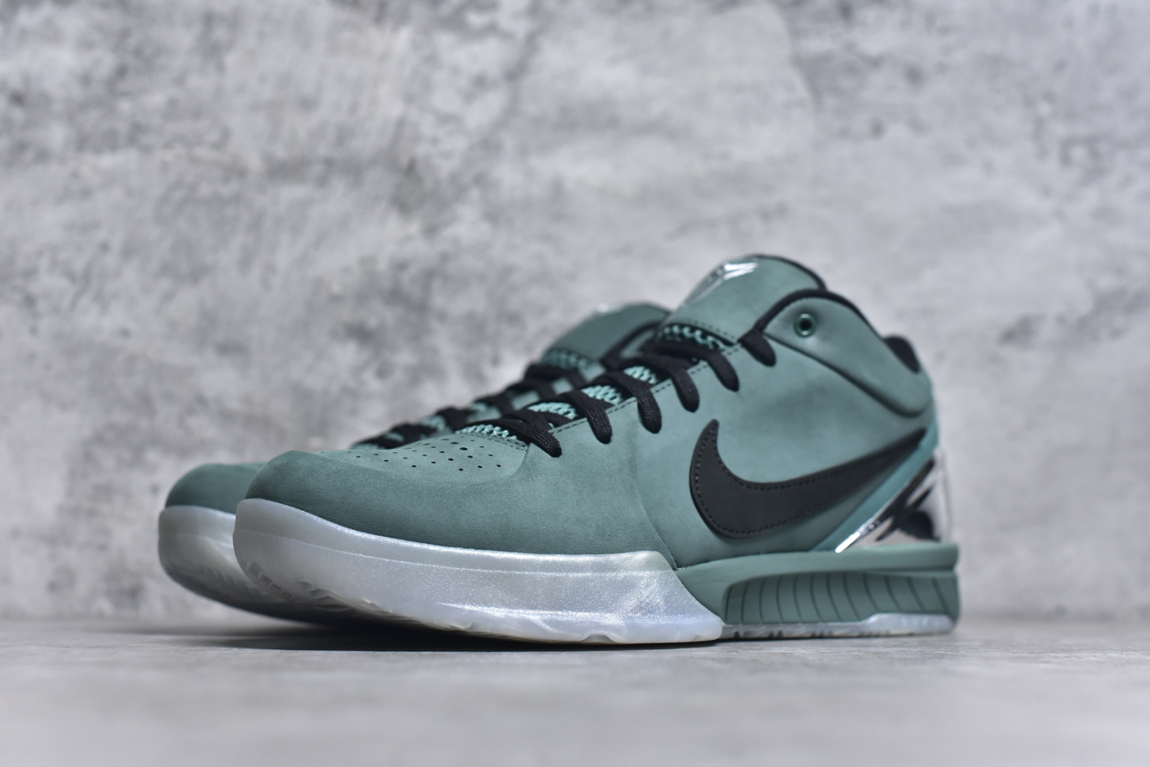 图片[2]-#NK Zoom Kobe 4 科比四代 电镀银绿色 完美复刻公司货 Phylon泡棉中底 后跟搭载Air Zoom马蹄气垫 真正的原汁原味 还原ZP脚感 全身鞋材卡料色独家定制 唯一正确鞋身反光效果 原厂压印工艺 立体感十足 内置全真动态飞线 独立原厂模具 首批不拼图大几率过验 亲测已过 支持各种高强度实战 无需担心 补货周期极长 脚宽建议买大半码 科比系列前掌偏窄 支持七天无理由退换 货号：FQ3545-300 尺码： 40 40.5 41 42 42.5 43 44 44.5 45 46 47.5 48.5-选品中心