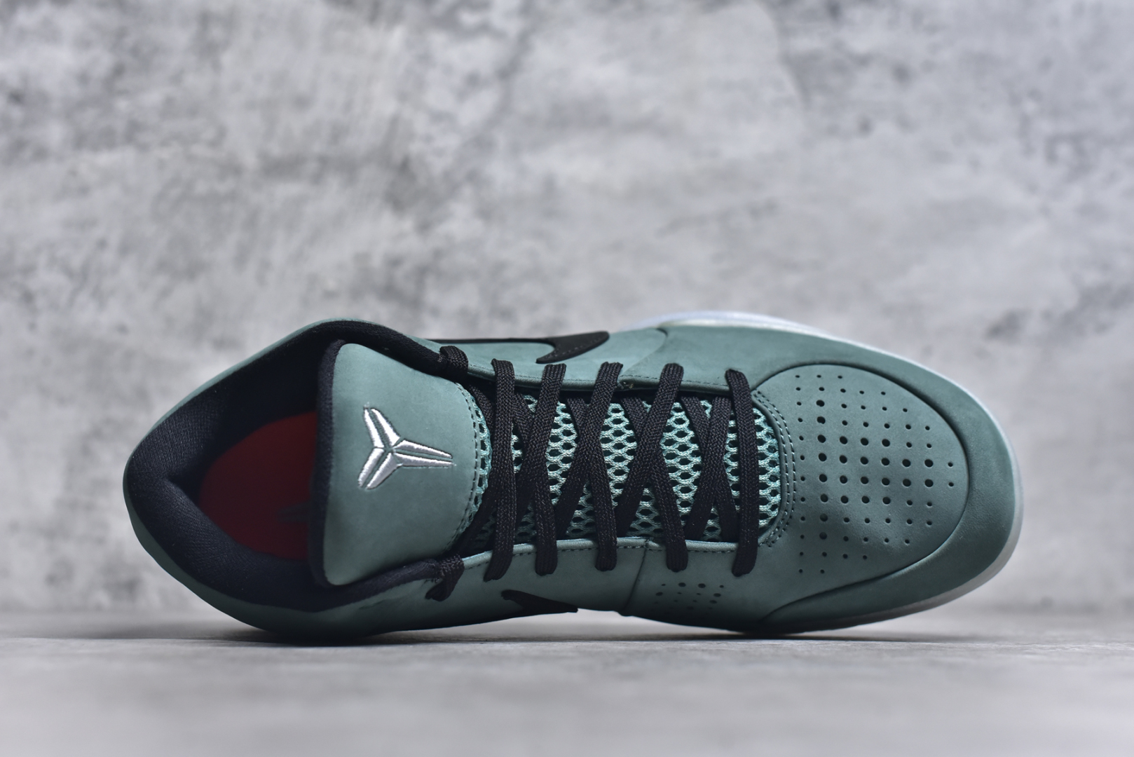 图片[4]-#NK Zoom Kobe 4 科比四代 电镀银绿色 完美复刻公司货 Phylon泡棉中底 后跟搭载Air Zoom马蹄气垫 真正的原汁原味 还原ZP脚感 全身鞋材卡料色独家定制 唯一正确鞋身反光效果 原厂压印工艺 立体感十足 内置全真动态飞线 独立原厂模具 首批不拼图大几率过验 亲测已过 支持各种高强度实战 无需担心 补货周期极长 脚宽建议买大半码 科比系列前掌偏窄 支持七天无理由退换 货号：FQ3545-300 尺码： 40 40.5 41 42 42.5 43 44 44.5 45 46 47.5 48.5-选品中心