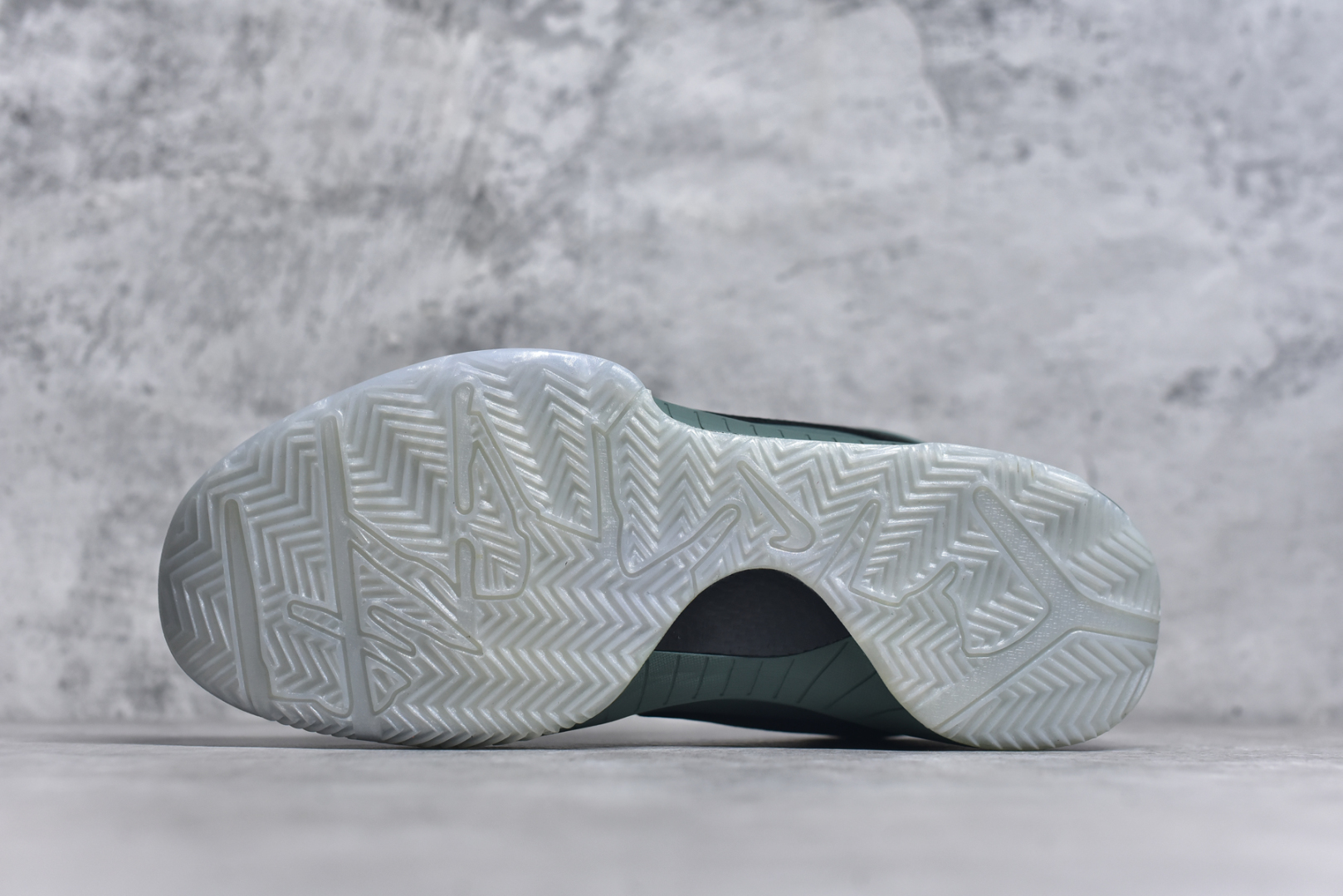 图片[6]-#NK Zoom Kobe 4 科比四代 电镀银绿色 完美复刻公司货 Phylon泡棉中底 后跟搭载Air Zoom马蹄气垫 真正的原汁原味 还原ZP脚感 全身鞋材卡料色独家定制 唯一正确鞋身反光效果 原厂压印工艺 立体感十足 内置全真动态飞线 独立原厂模具 首批不拼图大几率过验 亲测已过 支持各种高强度实战 无需担心 补货周期极长 脚宽建议买大半码 科比系列前掌偏窄 支持七天无理由退换 货号：FQ3545-300 尺码： 40 40.5 41 42 42.5 43 44 44.5 45 46 47.5 48.5-选品中心