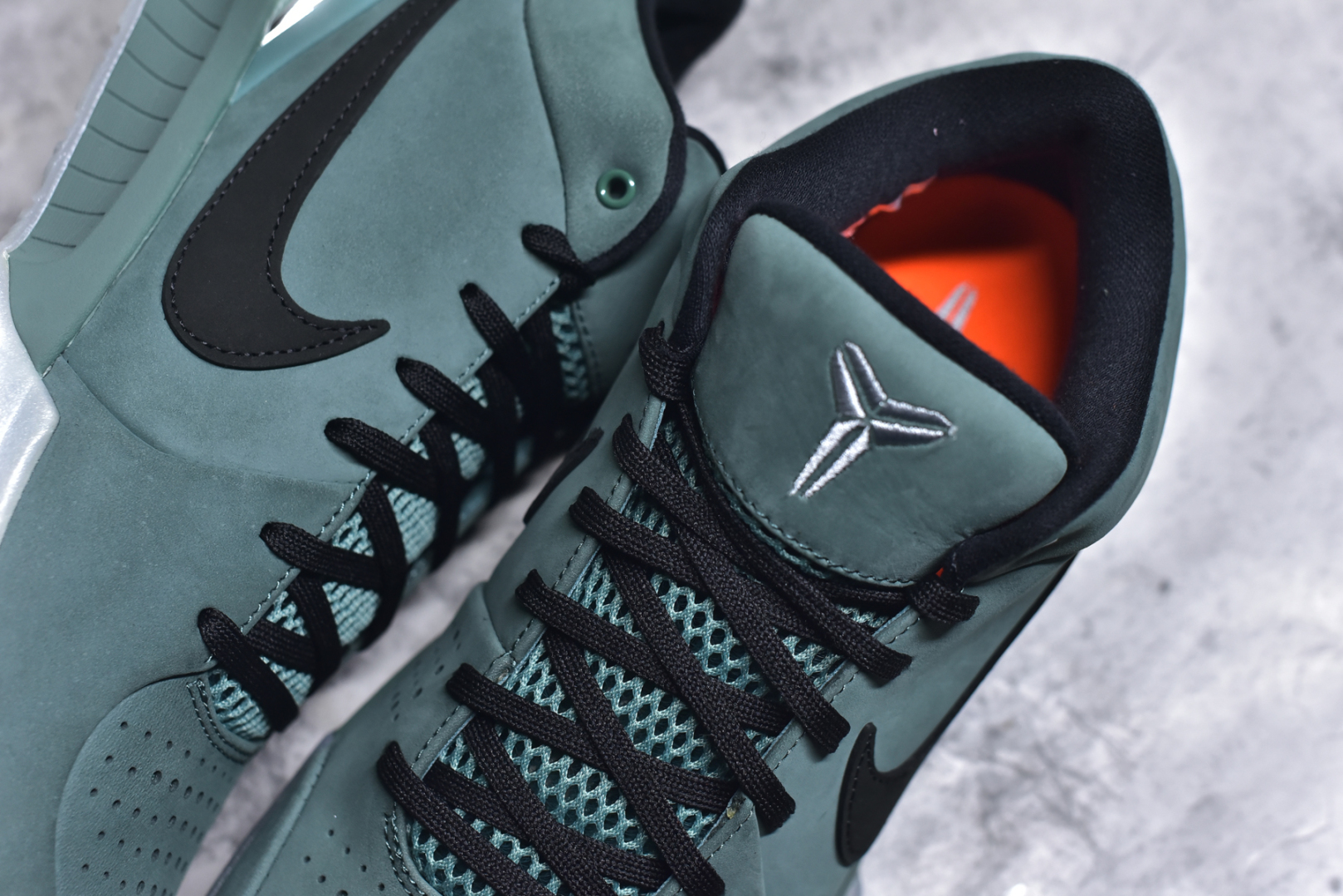 图片[9]-#NK Zoom Kobe 4 科比四代 电镀银绿色 完美复刻公司货 Phylon泡棉中底 后跟搭载Air Zoom马蹄气垫 真正的原汁原味 还原ZP脚感 全身鞋材卡料色独家定制 唯一正确鞋身反光效果 原厂压印工艺 立体感十足 内置全真动态飞线 独立原厂模具 首批不拼图大几率过验 亲测已过 支持各种高强度实战 无需担心 补货周期极长 脚宽建议买大半码 科比系列前掌偏窄 支持七天无理由退换 货号：FQ3545-300 尺码： 40 40.5 41 42 42.5 43 44 44.5 45 46 47.5 48.5-选品中心