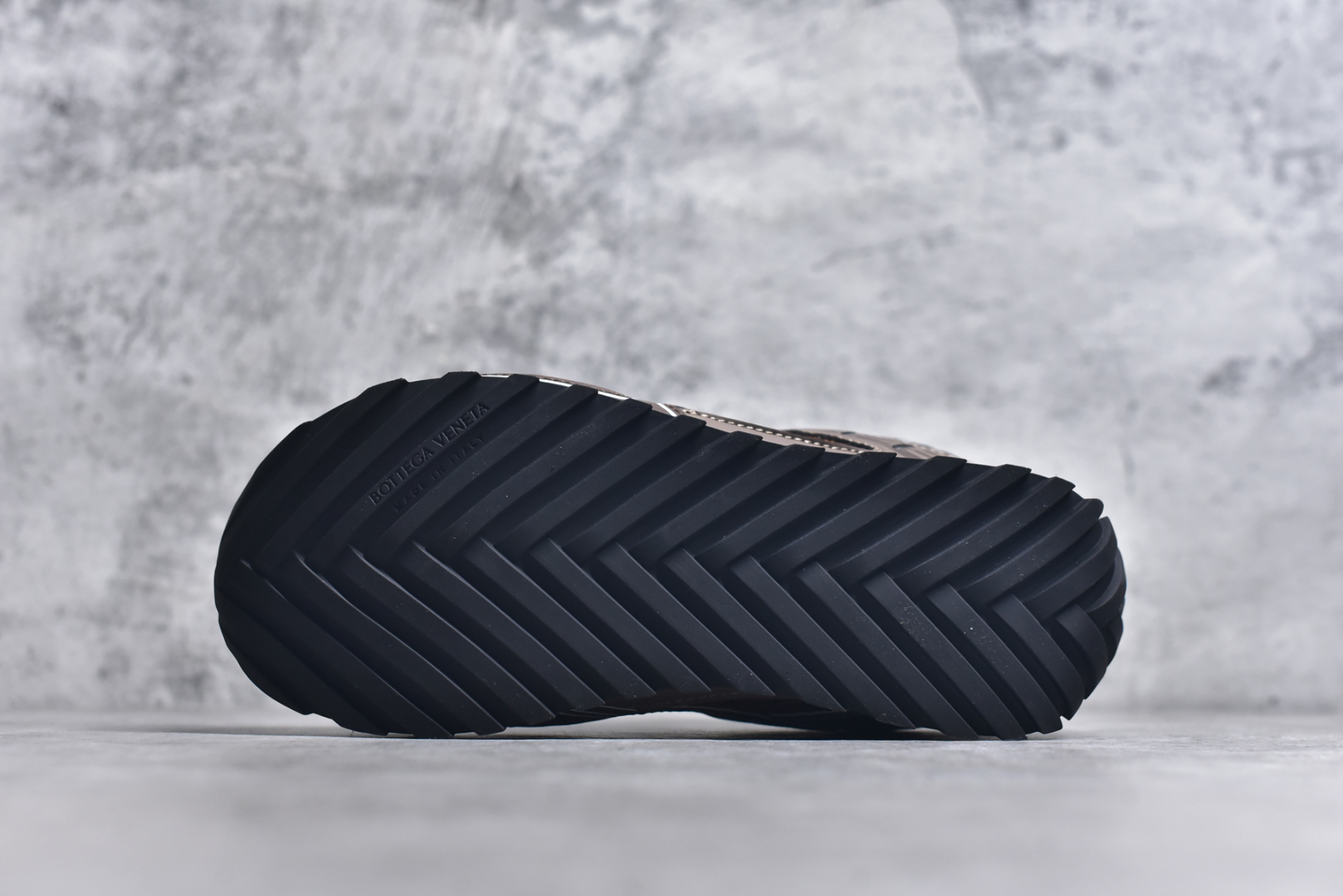 图片[6]-#独家 纯原BOTTEGA VENETA Orbit Runner BV葆蝶家时尚休闲王一博同款老爹鞋运动鞋 原版开发 一比一打造 相似度百分之99以上 市场一梯队级别品质 区别市场任何标文顶级品质版本 采用轻质科技网布面料 搭配几何图案设计橡胶外底 王炸系列 高版本 认准套包工艺 实际增高很多哦 还是一样显腿细非常nice 耐玩耐造 对标对版 套包鞋工艺 认准高版本 大底选用拼色TPU大底 配置原版包装 尺码：39-46-选品中心