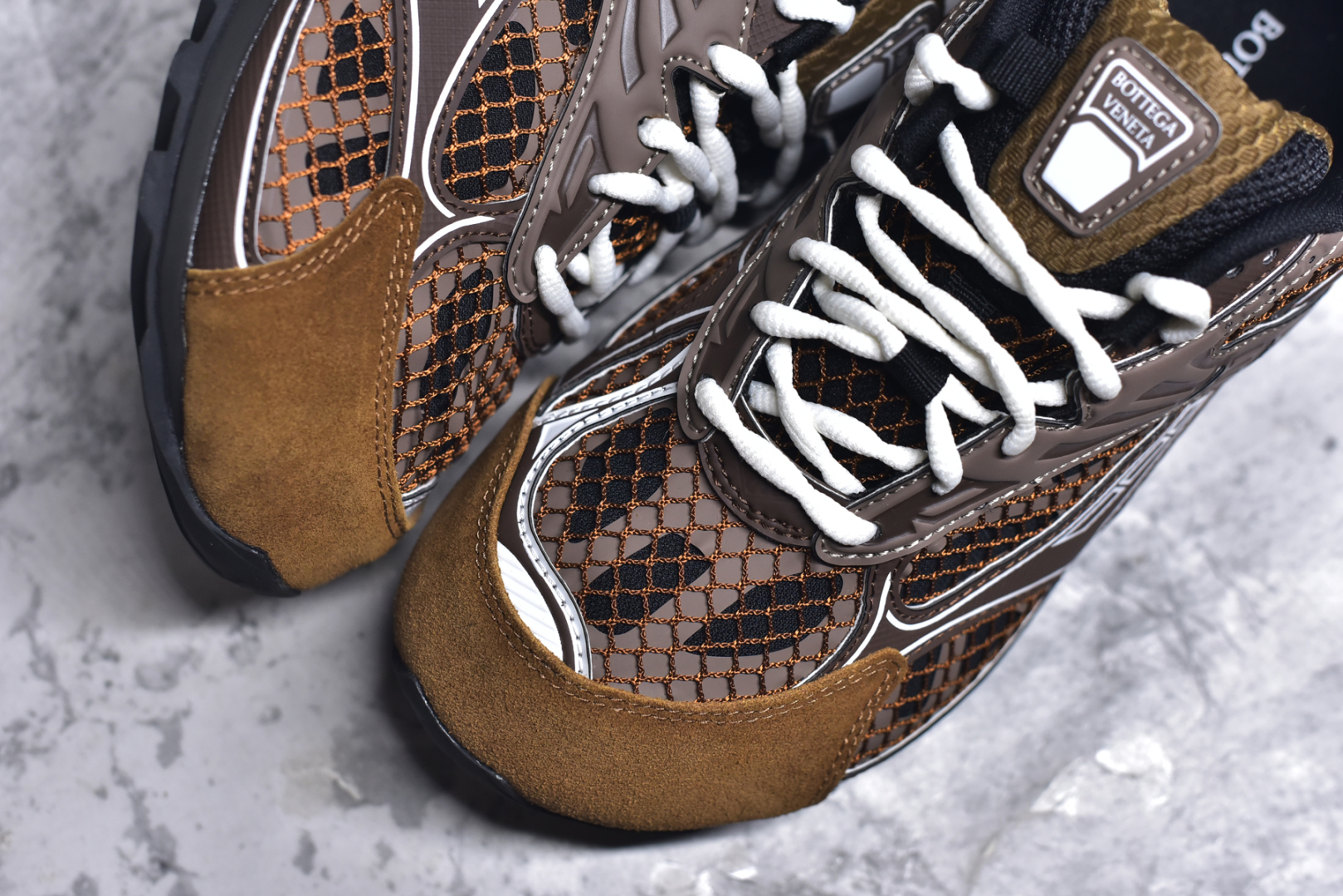 图片[8]-#独家 纯原BOTTEGA VENETA Orbit Runner BV葆蝶家时尚休闲王一博同款老爹鞋运动鞋 原版开发 一比一打造 相似度百分之99以上 市场一梯队级别品质 区别市场任何标文顶级品质版本 采用轻质科技网布面料 搭配几何图案设计橡胶外底 王炸系列 高版本 认准套包工艺 实际增高很多哦 还是一样显腿细非常nice 耐玩耐造 对标对版 套包鞋工艺 认准高版本 大底选用拼色TPU大底 配置原版包装 尺码：39-46-选品中心