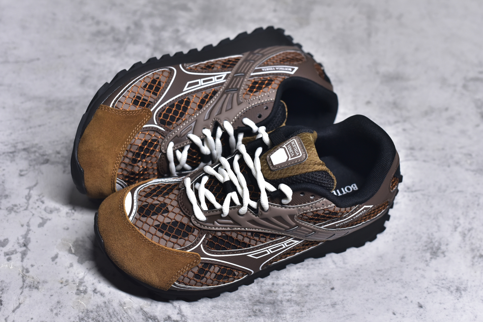 图片[7]-#独家 纯原BOTTEGA VENETA Orbit Runner BV葆蝶家时尚休闲王一博同款老爹鞋运动鞋 原版开发 一比一打造 相似度百分之99以上 市场一梯队级别品质 区别市场任何标文顶级品质版本 采用轻质科技网布面料 搭配几何图案设计橡胶外底 王炸系列 高版本 认准套包工艺 实际增高很多哦 还是一样显腿细非常nice 耐玩耐造 对标对版 套包鞋工艺 认准高版本 大底选用拼色TPU大底 配置原版包装 尺码：39-46-选品中心
