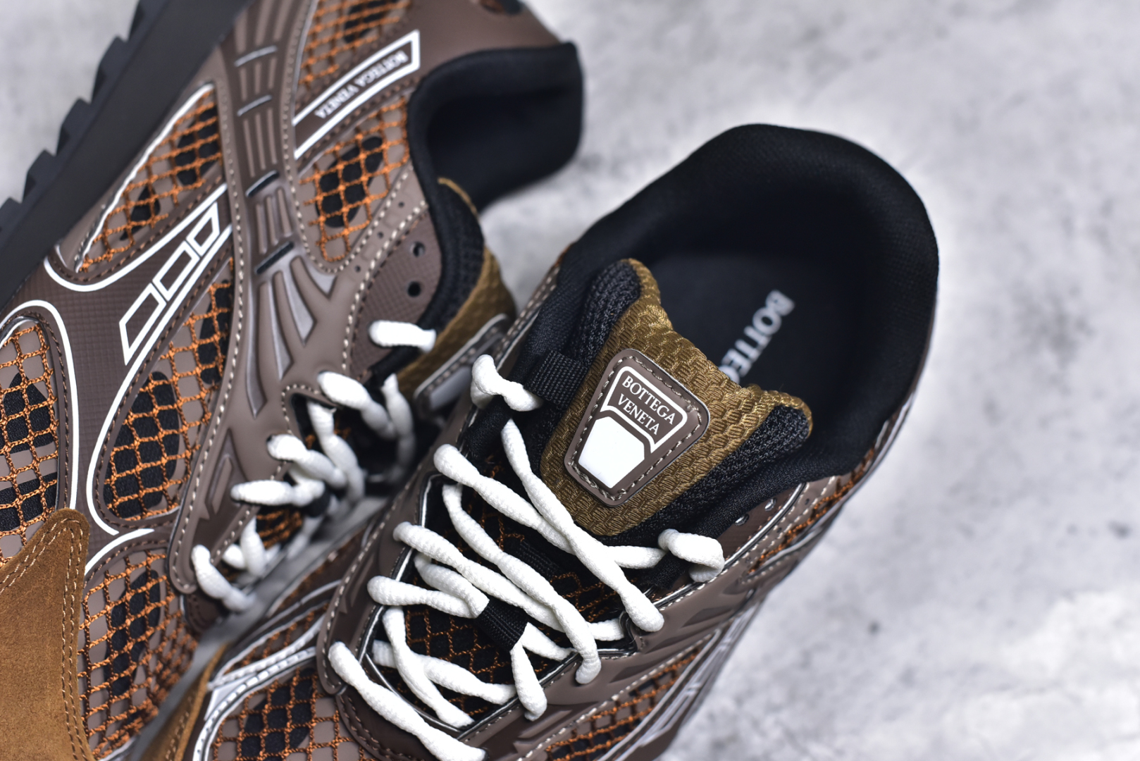 图片[9]-#独家 纯原BOTTEGA VENETA Orbit Runner BV葆蝶家时尚休闲王一博同款老爹鞋运动鞋 原版开发 一比一打造 相似度百分之99以上 市场一梯队级别品质 区别市场任何标文顶级品质版本 采用轻质科技网布面料 搭配几何图案设计橡胶外底 王炸系列 高版本 认准套包工艺 实际增高很多哦 还是一样显腿细非常nice 耐玩耐造 对标对版 套包鞋工艺 认准高版本 大底选用拼色TPU大底 配置原版包装 尺码：39-46-选品中心