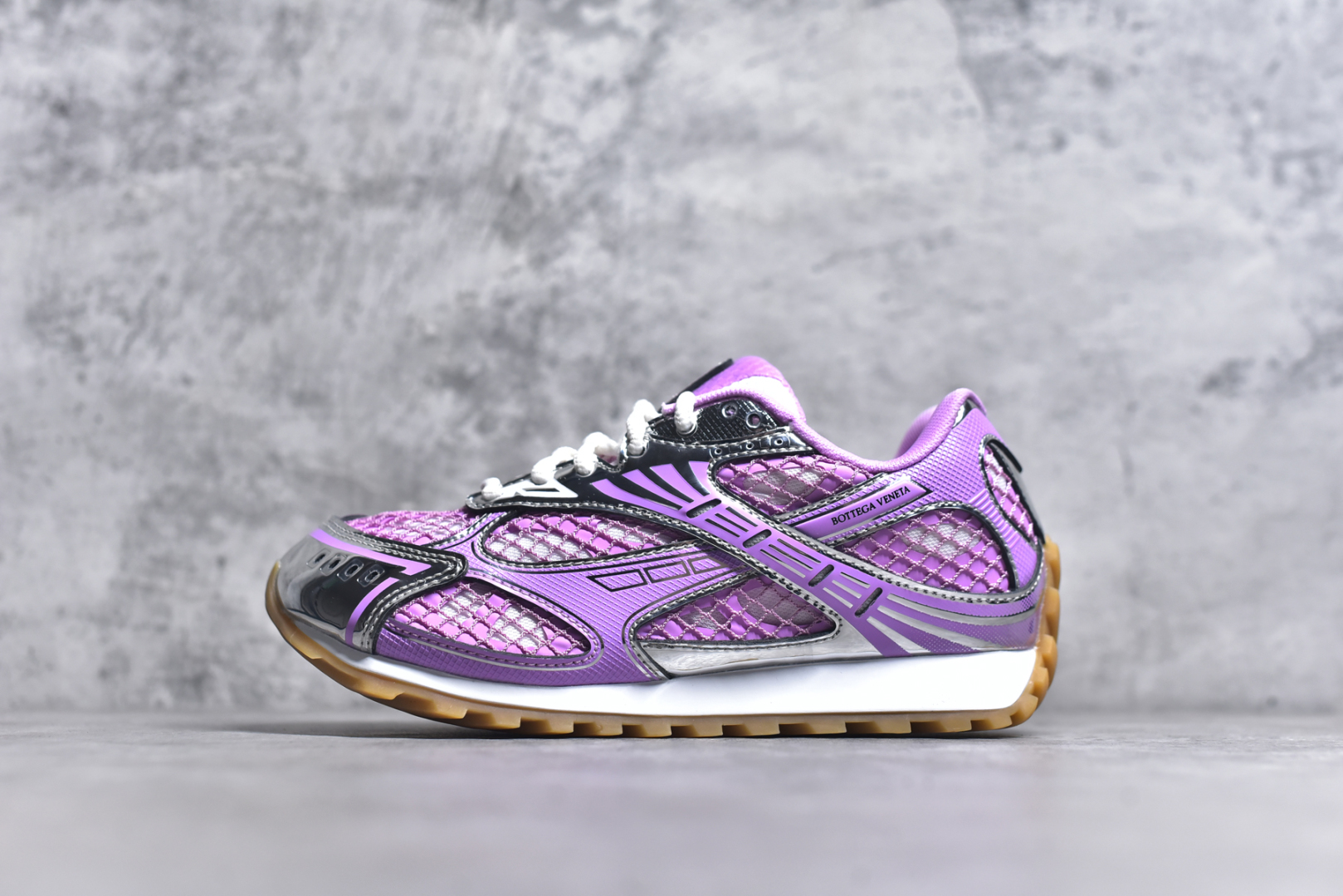 #独家 纯原BOTTEGA VENETA Orbit Runner BV葆蝶家时尚休闲王一博同款老爹鞋运动鞋 原版开发 一比一打造 相似度百分之99以上 市场一梯队级别品质 区别市场任何标文顶级品质版本 采用轻质科技网布面料 搭配几何图案设计橡胶外底 王炸系列 高版本 认准套包工艺 实际增高很多哦 还是一样显腿细非常nice 耐玩耐造 对标对版 套包鞋工艺 认准高版本 大底选用拼色TPU大底 配置原版包装 尺码：35-40-选品中心