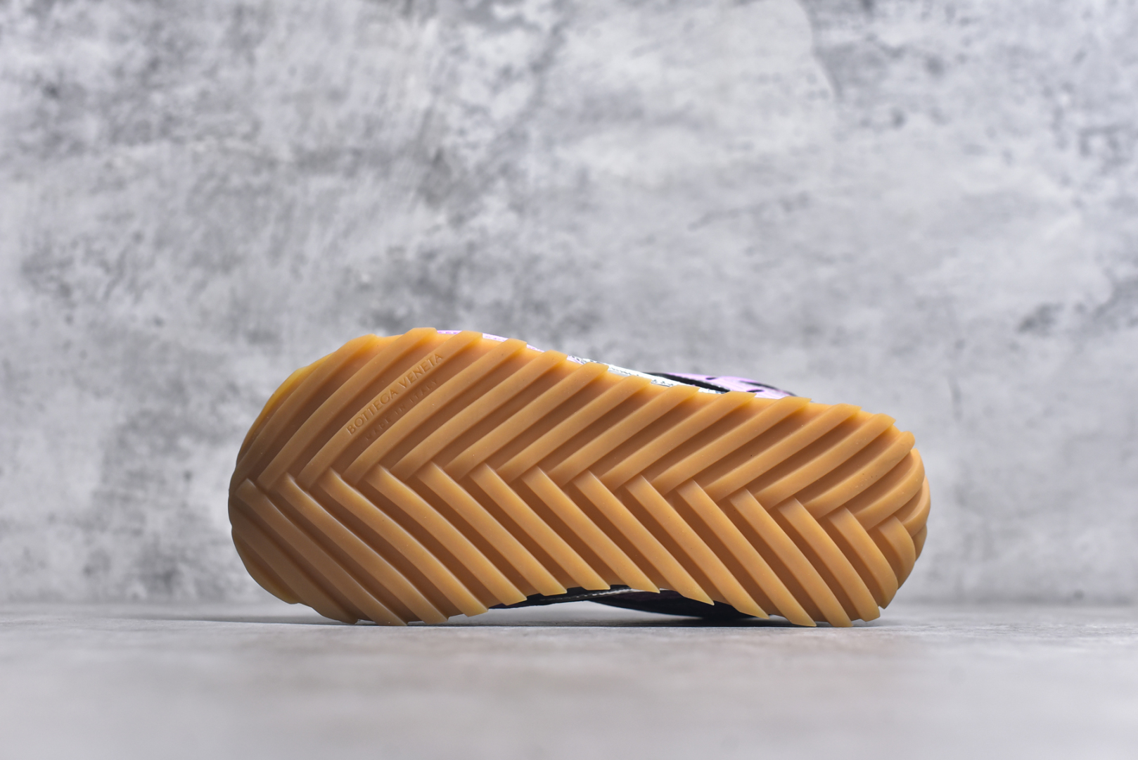 图片[6]-#独家 纯原BOTTEGA VENETA Orbit Runner BV葆蝶家时尚休闲王一博同款老爹鞋运动鞋 原版开发 一比一打造 相似度百分之99以上 市场一梯队级别品质 区别市场任何标文顶级品质版本 采用轻质科技网布面料 搭配几何图案设计橡胶外底 王炸系列 高版本 认准套包工艺 实际增高很多哦 还是一样显腿细非常nice 耐玩耐造 对标对版 套包鞋工艺 认准高版本 大底选用拼色TPU大底 配置原版包装 尺码：35-40-选品中心