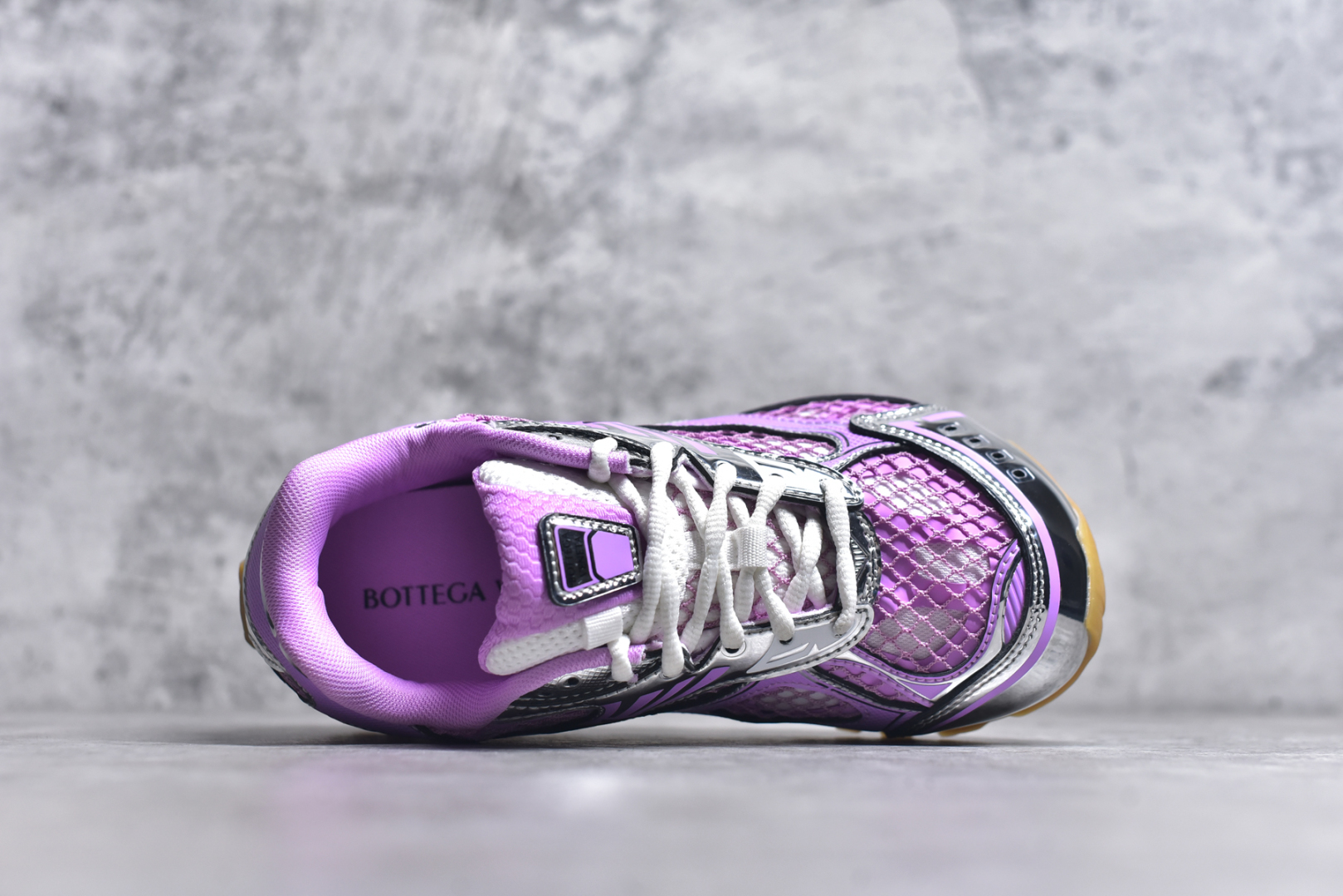 图片[4]-#独家 纯原BOTTEGA VENETA Orbit Runner BV葆蝶家时尚休闲王一博同款老爹鞋运动鞋 原版开发 一比一打造 相似度百分之99以上 市场一梯队级别品质 区别市场任何标文顶级品质版本 采用轻质科技网布面料 搭配几何图案设计橡胶外底 王炸系列 高版本 认准套包工艺 实际增高很多哦 还是一样显腿细非常nice 耐玩耐造 对标对版 套包鞋工艺 认准高版本 大底选用拼色TPU大底 配置原版包装 尺码：35-40-选品中心