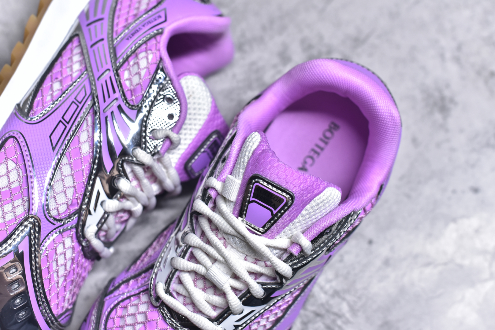 图片[9]-#独家 纯原BOTTEGA VENETA Orbit Runner BV葆蝶家时尚休闲王一博同款老爹鞋运动鞋 原版开发 一比一打造 相似度百分之99以上 市场一梯队级别品质 区别市场任何标文顶级品质版本 采用轻质科技网布面料 搭配几何图案设计橡胶外底 王炸系列 高版本 认准套包工艺 实际增高很多哦 还是一样显腿细非常nice 耐玩耐造 对标对版 套包鞋工艺 认准高版本 大底选用拼色TPU大底 配置原版包装 尺码：35-40-选品中心