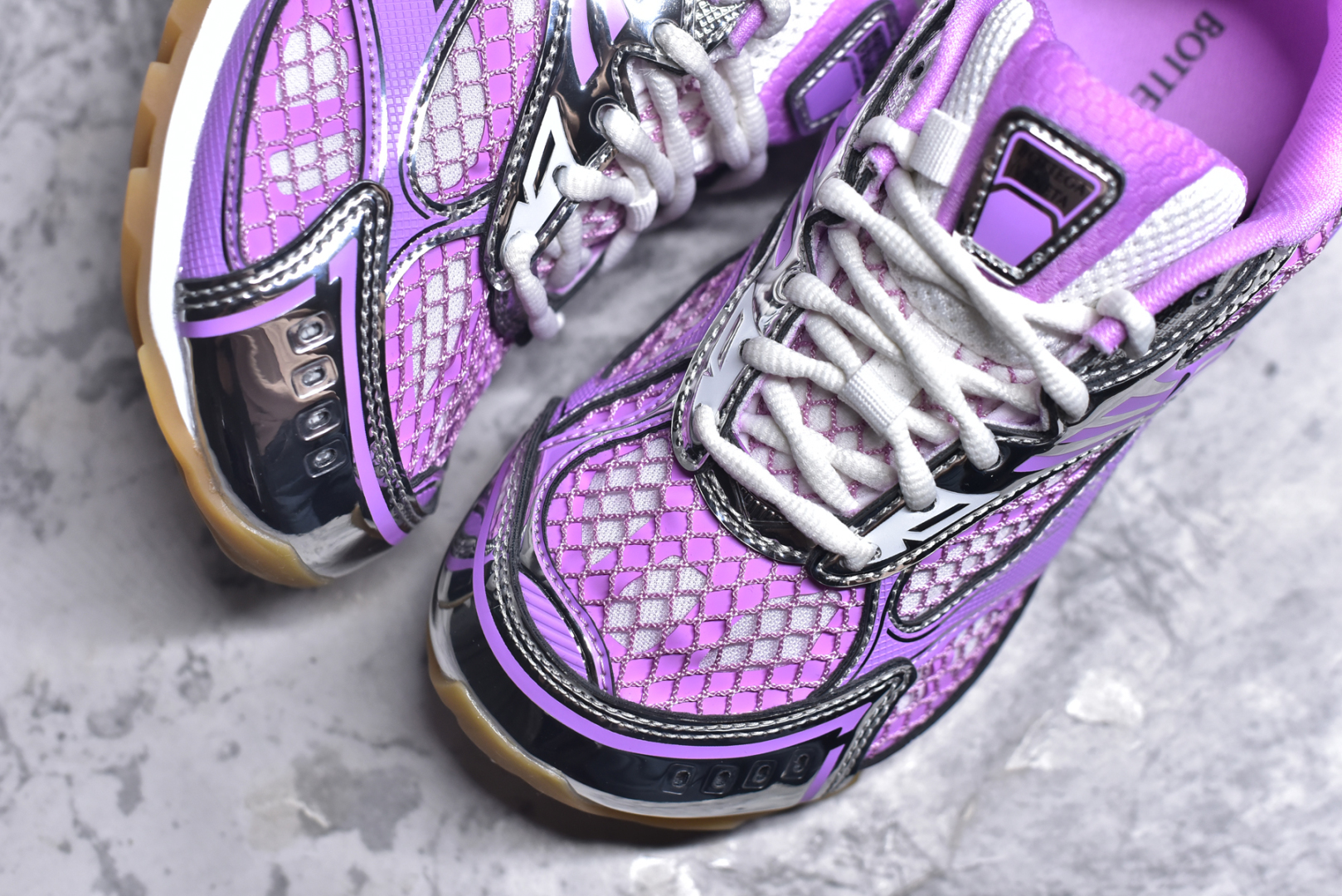 图片[8]-#独家 纯原BOTTEGA VENETA Orbit Runner BV葆蝶家时尚休闲王一博同款老爹鞋运动鞋 原版开发 一比一打造 相似度百分之99以上 市场一梯队级别品质 区别市场任何标文顶级品质版本 采用轻质科技网布面料 搭配几何图案设计橡胶外底 王炸系列 高版本 认准套包工艺 实际增高很多哦 还是一样显腿细非常nice 耐玩耐造 对标对版 套包鞋工艺 认准高版本 大底选用拼色TPU大底 配置原版包装 尺码：35-40-选品中心