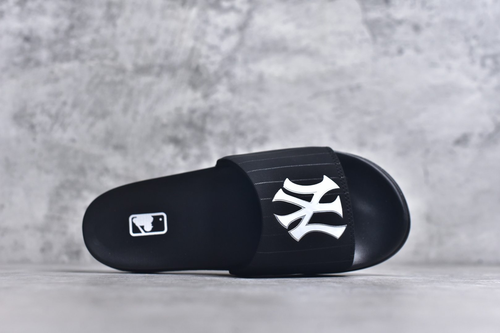 图片[4]-#MLB New York Yankees 拖鞋 字母印花 韩国限定MLB 字母百搭潮流款情侣拖鞋 代购专属 原厂代工轻量发泡鞋底 环保复合去臭材质 鞋面采用合成革材质 穿脱自如 舒适大底高弹减压 上脚柔软舒适 橡胶鞋底采用凹凸条纹设计防滑效果 尺码：35-44-选品中心