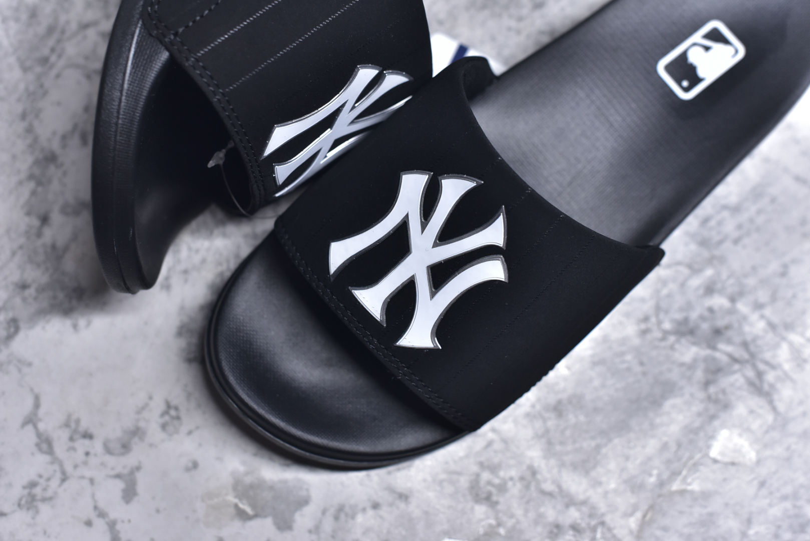 图片[8]-#MLB New York Yankees 拖鞋 字母印花 韩国限定MLB 字母百搭潮流款情侣拖鞋 代购专属 原厂代工轻量发泡鞋底 环保复合去臭材质 鞋面采用合成革材质 穿脱自如 舒适大底高弹减压 上脚柔软舒适 橡胶鞋底采用凹凸条纹设计防滑效果 尺码：35-44-选品中心