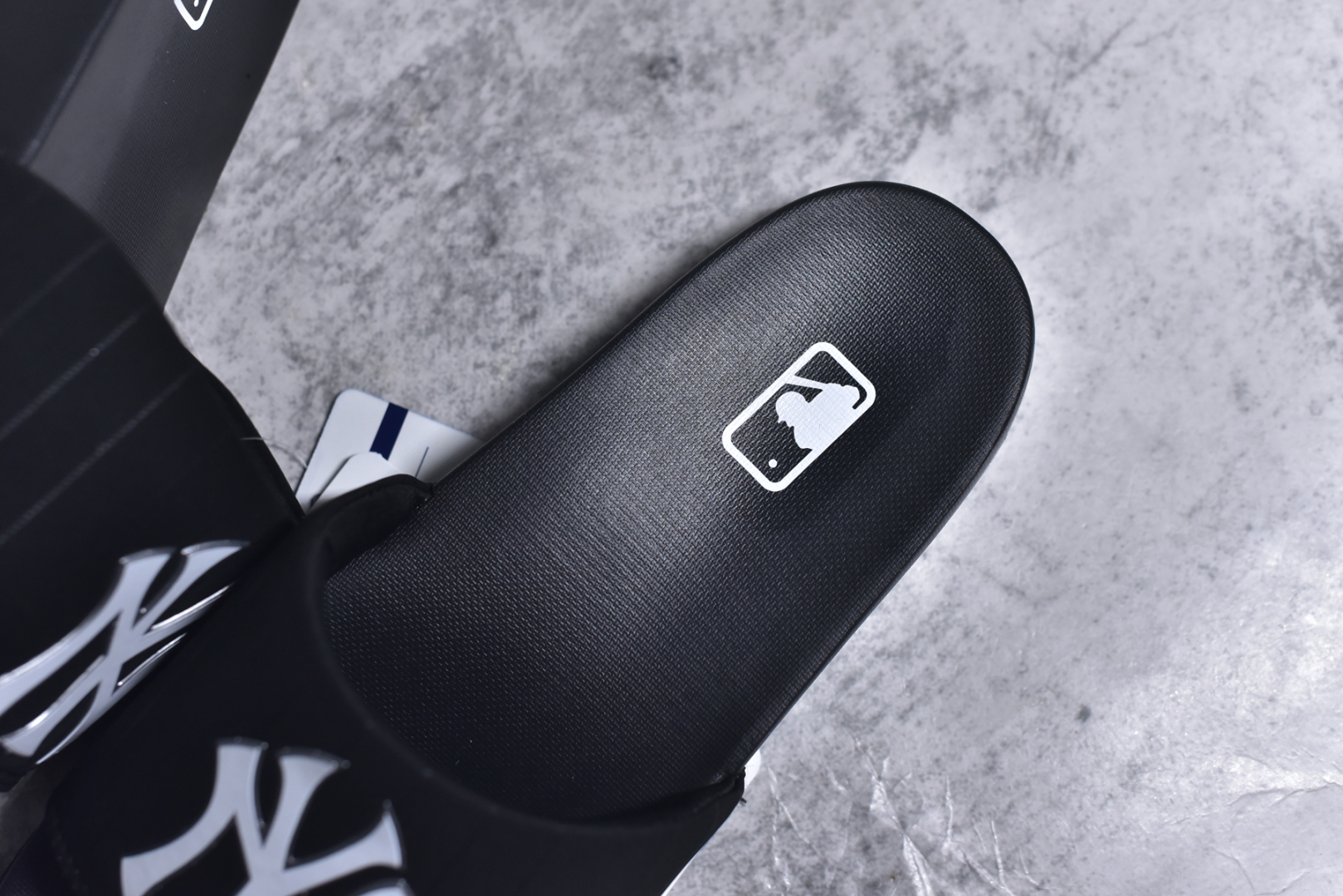 图片[9]-#MLB New York Yankees 拖鞋 字母印花 韩国限定MLB 字母百搭潮流款情侣拖鞋 代购专属 原厂代工轻量发泡鞋底 环保复合去臭材质 鞋面采用合成革材质 穿脱自如 舒适大底高弹减压 上脚柔软舒适 橡胶鞋底采用凹凸条纹设计防滑效果 尺码：35-44-选品中心