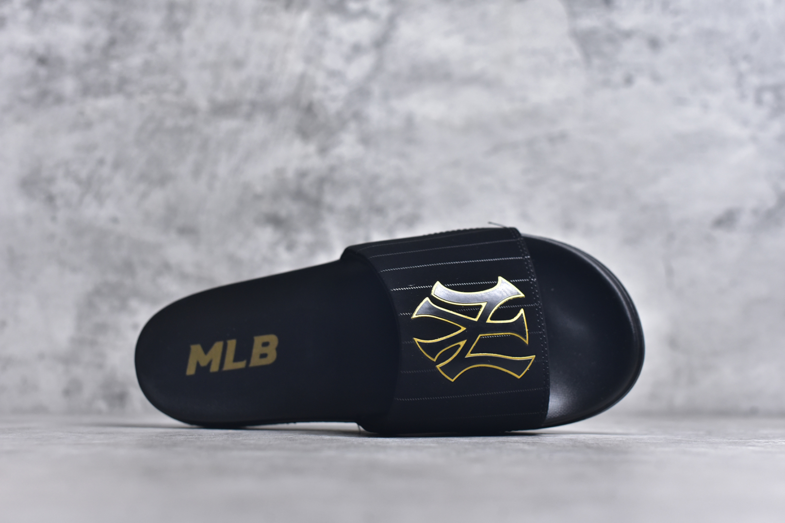 图片[4]-#MLB New York Yankees 拖鞋 字母印花 韩国限定MLB 字母百搭潮流款情侣拖鞋 代购专属 原厂代工轻量发泡鞋底 环保复合去臭材质 鞋面采用合成革材质 穿脱自如 舒适大底高弹减压 上脚柔软舒适 橡胶鞋底采用凹凸条纹设计防滑效果 尺码：35-44-选品中心
