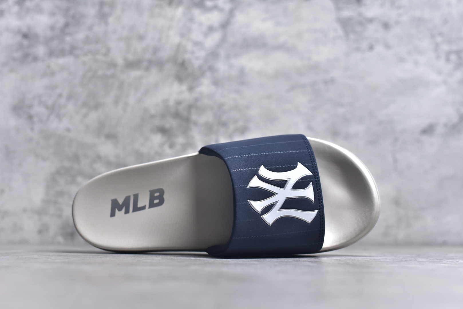 图片[4]-#MLB New York Yankees 拖鞋 字母印花 韩国限定MLB 字母百搭潮流款情侣拖鞋 代购专属 原厂代工轻量发泡鞋底 环保复合去臭材质 鞋面采用合成革材质 穿脱自如 舒适大底高弹减压 上脚柔软舒适 橡胶鞋底采用凹凸条纹设计防滑效果 尺码：35-44-选品中心