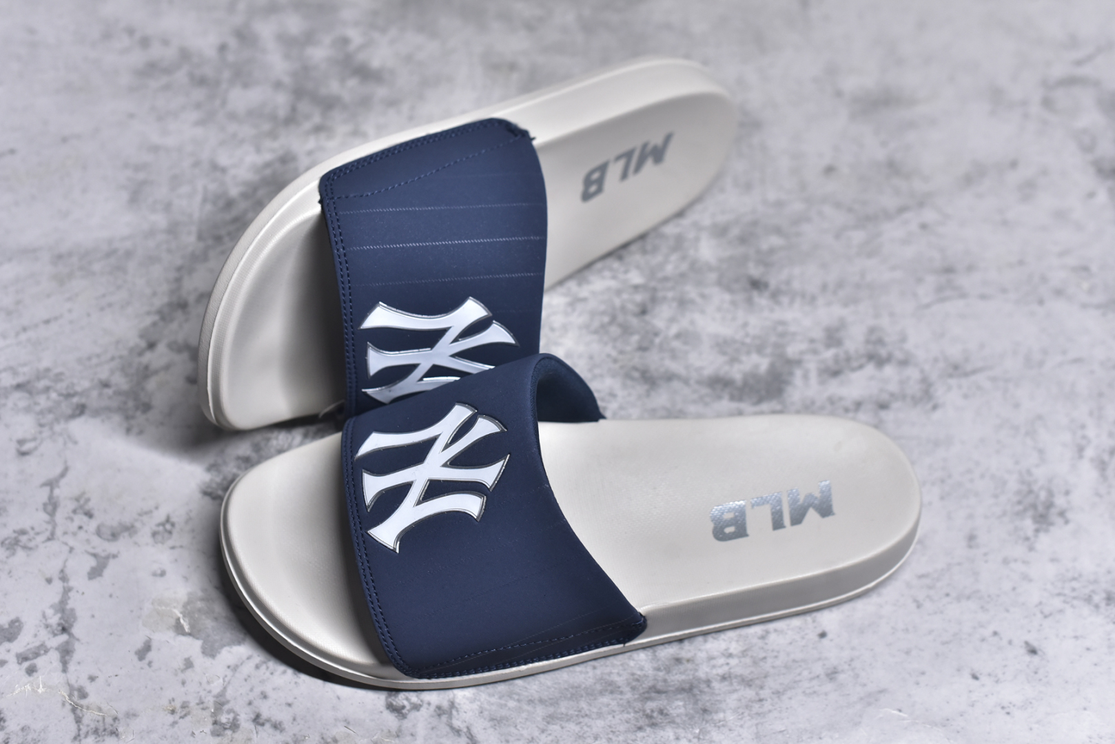 图片[7]-#MLB New York Yankees 拖鞋 字母印花 韩国限定MLB 字母百搭潮流款情侣拖鞋 代购专属 原厂代工轻量发泡鞋底 环保复合去臭材质 鞋面采用合成革材质 穿脱自如 舒适大底高弹减压 上脚柔软舒适 橡胶鞋底采用凹凸条纹设计防滑效果 尺码：35-44-选品中心