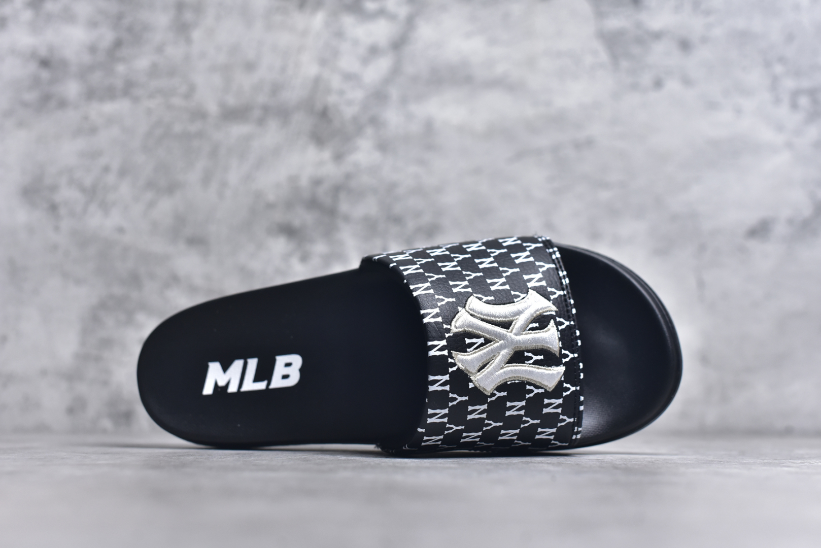 图片[4]-#MLB New York Yankees 拖鞋 字母印花 韩国限定MLB 字母百搭潮流款情侣拖鞋 代购专属 原厂代工轻量发泡鞋底 环保复合去臭材质 鞋面采用合成革材质 穿脱自如 舒适大底高弹减压 上脚柔软舒适 橡胶鞋底采用凹凸条纹设计防滑效果 尺码：35-44-选品中心