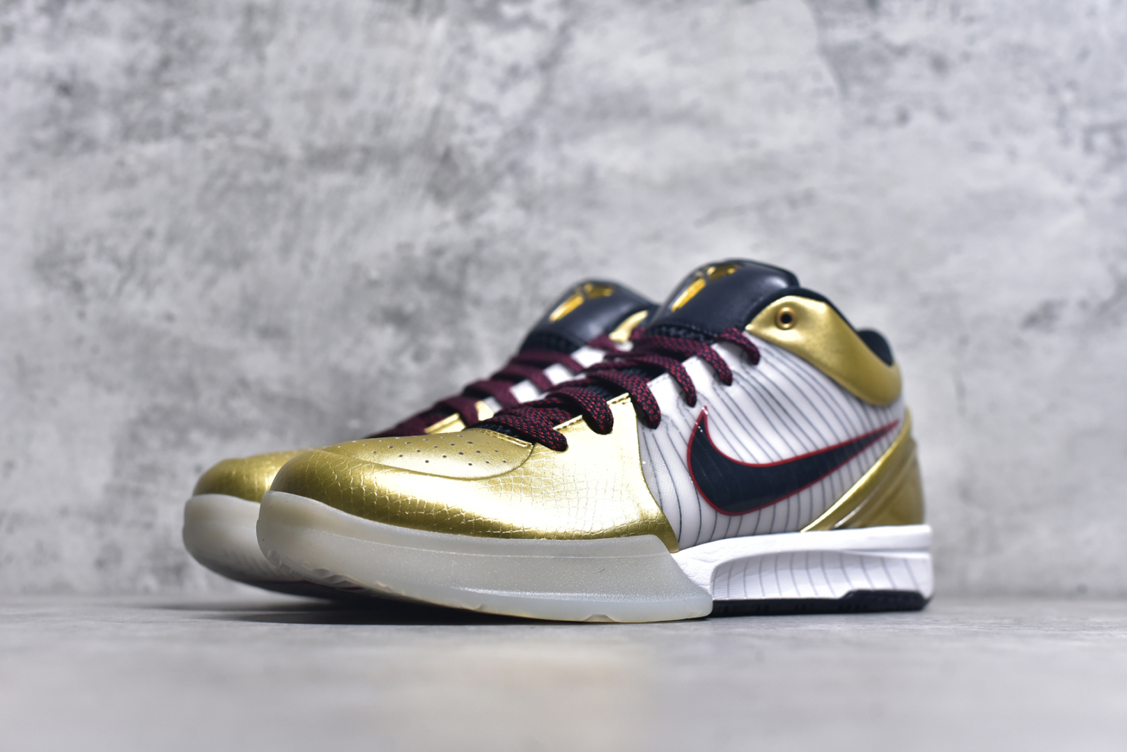 图片[2]-# NK Zoom Kobe 4 科比四代 奥运会白黑金 FQ3544-100 完美复刻公司货 Phylon泡棉中底 后跟搭载Air Zoom马蹄气垫 真正的原汁原味 还原ZP脚感 全身鞋材卡料色独家定制 唯一正确鞋身反光效果 原厂压印工艺 立体感十足 内置全真动态飞线 独立原厂模具 首批不拼图大几率过验 亲测已过 支持各种高强度实战 无需担心 补货周期极长 脚宽建议买大半码 科比系列前掌偏窄 支持七天无理由退换 尺码： 40 40.5 41 42 42.5 43 44 44.5 45 46 47.5 48.5-选品中心