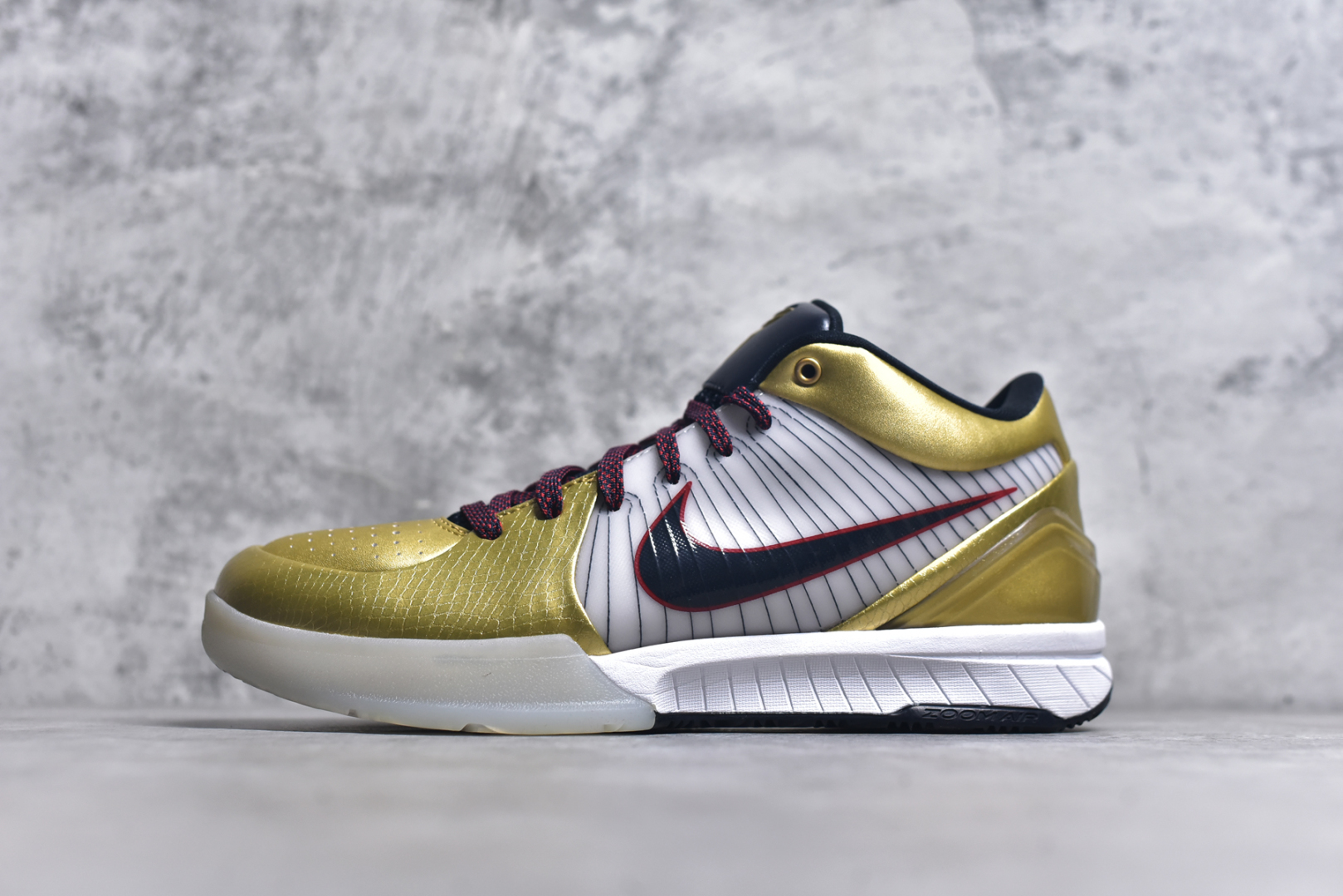 # NK Zoom Kobe 4 科比四代 奥运会白黑金 FQ3544-100 完美复刻公司货 Phylon泡棉中底 后跟搭载Air Zoom马蹄气垫 真正的原汁原味 还原ZP脚感 全身鞋材卡料色独家定制 唯一正确鞋身反光效果 原厂压印工艺 立体感十足 内置全真动态飞线 独立原厂模具 首批不拼图大几率过验 亲测已过 支持各种高强度实战 无需担心 补货周期极长 脚宽建议买大半码 科比系列前掌偏窄 支持七天无理由退换 尺码： 40 40.5 41 42 42.5 43 44 44.5 45 46 47.5 48.5-选品中心