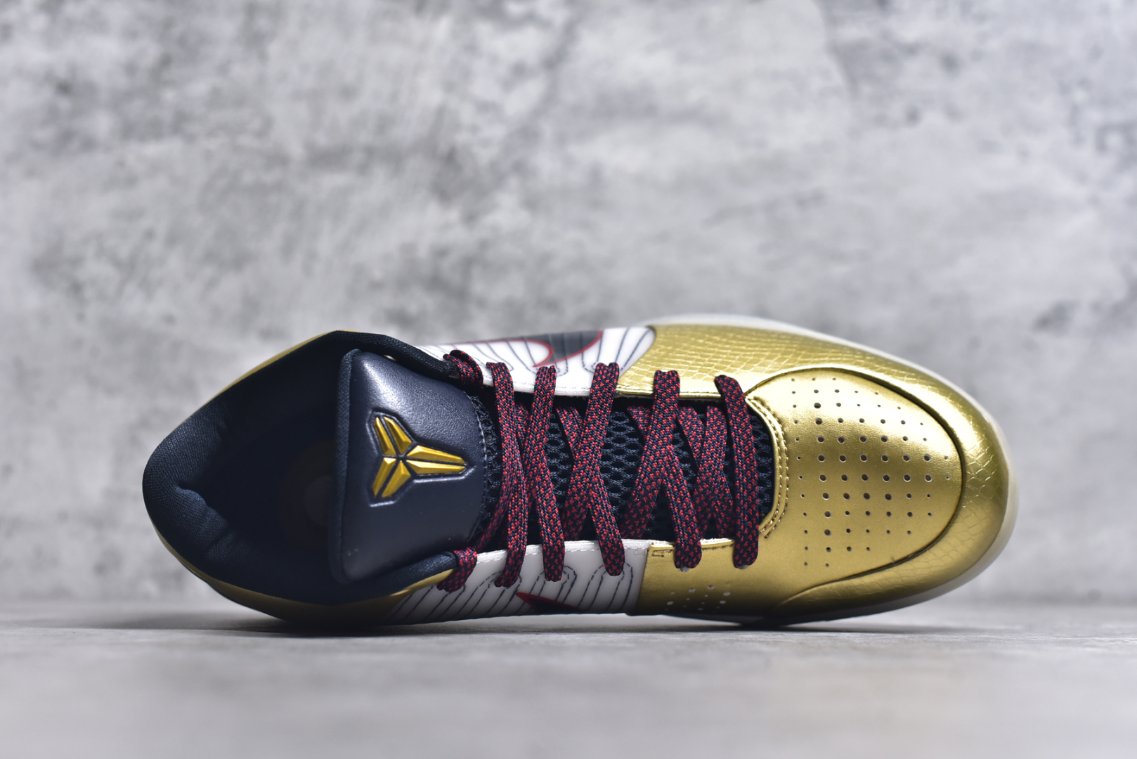 图片[4]-# NK Zoom Kobe 4 科比四代 奥运会白黑金 FQ3544-100 完美复刻公司货 Phylon泡棉中底 后跟搭载Air Zoom马蹄气垫 真正的原汁原味 还原ZP脚感 全身鞋材卡料色独家定制 唯一正确鞋身反光效果 原厂压印工艺 立体感十足 内置全真动态飞线 独立原厂模具 首批不拼图大几率过验 亲测已过 支持各种高强度实战 无需担心 补货周期极长 脚宽建议买大半码 科比系列前掌偏窄 支持七天无理由退换 尺码： 40 40.5 41 42 42.5 43 44 44.5 45 46 47.5 48.5-选品中心