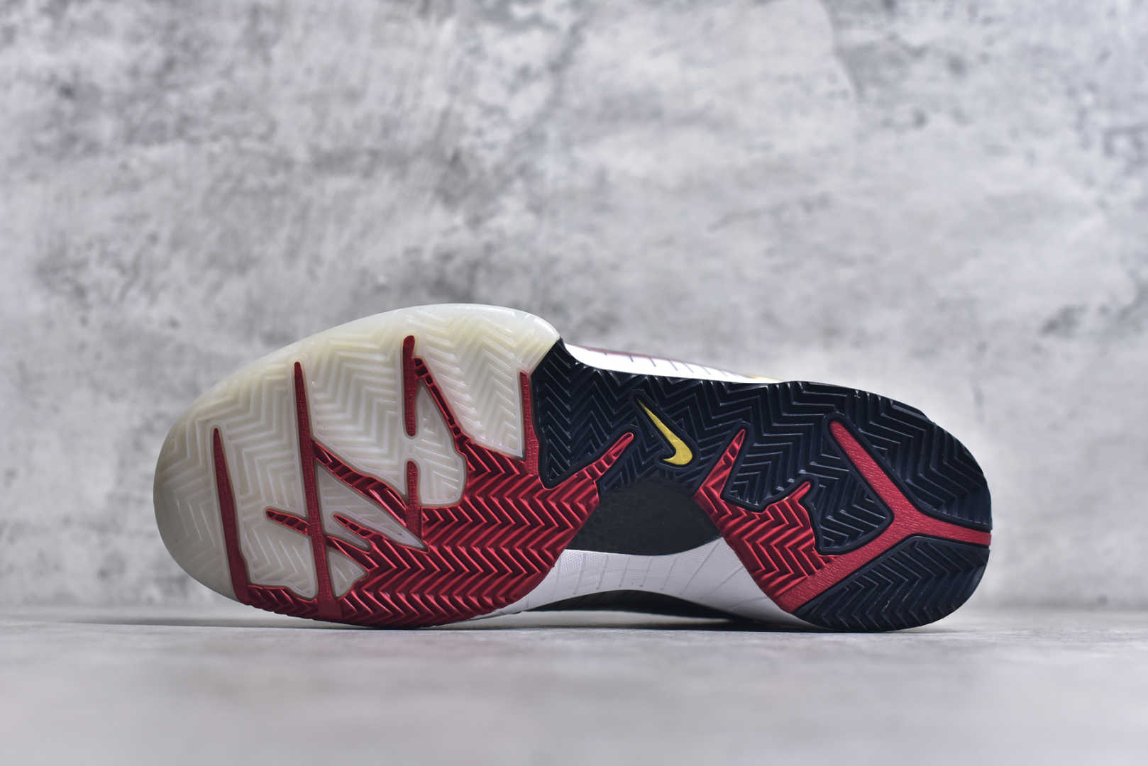 图片[6]-# NK Zoom Kobe 4 科比四代 奥运会白黑金 FQ3544-100 完美复刻公司货 Phylon泡棉中底 后跟搭载Air Zoom马蹄气垫 真正的原汁原味 还原ZP脚感 全身鞋材卡料色独家定制 唯一正确鞋身反光效果 原厂压印工艺 立体感十足 内置全真动态飞线 独立原厂模具 首批不拼图大几率过验 亲测已过 支持各种高强度实战 无需担心 补货周期极长 脚宽建议买大半码 科比系列前掌偏窄 支持七天无理由退换 尺码： 40 40.5 41 42 42.5 43 44 44.5 45 46 47.5 48.5-选品中心