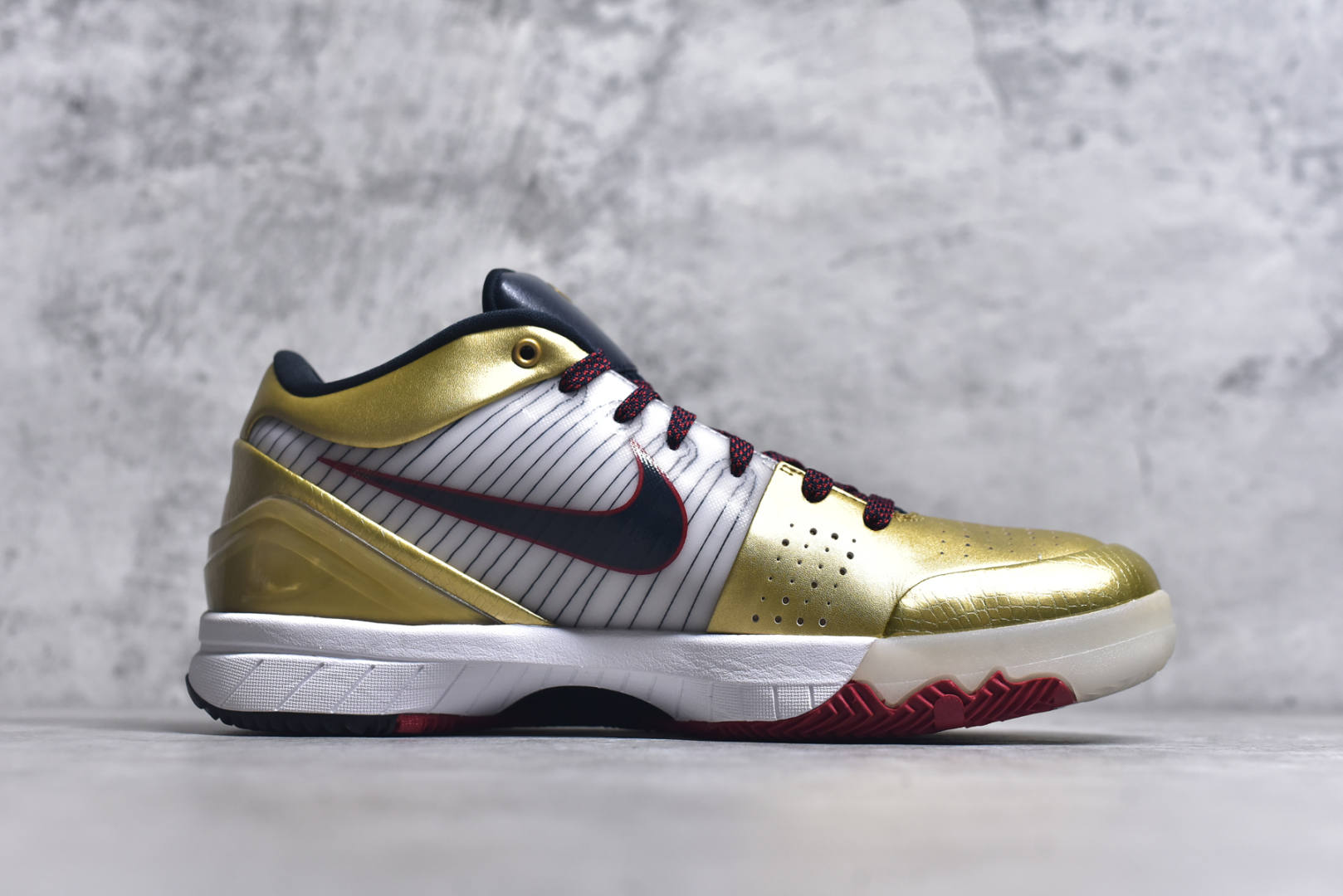 图片[3]-# NK Zoom Kobe 4 科比四代 奥运会白黑金 FQ3544-100 完美复刻公司货 Phylon泡棉中底 后跟搭载Air Zoom马蹄气垫 真正的原汁原味 还原ZP脚感 全身鞋材卡料色独家定制 唯一正确鞋身反光效果 原厂压印工艺 立体感十足 内置全真动态飞线 独立原厂模具 首批不拼图大几率过验 亲测已过 支持各种高强度实战 无需担心 补货周期极长 脚宽建议买大半码 科比系列前掌偏窄 支持七天无理由退换 尺码： 40 40.5 41 42 42.5 43 44 44.5 45 46 47.5 48.5-选品中心