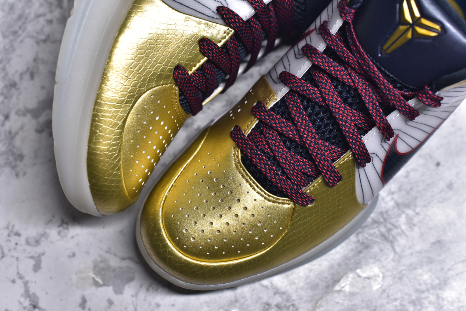 图片[8]-# NK Zoom Kobe 4 科比四代 奥运会白黑金 FQ3544-100 完美复刻公司货 Phylon泡棉中底 后跟搭载Air Zoom马蹄气垫 真正的原汁原味 还原ZP脚感 全身鞋材卡料色独家定制 唯一正确鞋身反光效果 原厂压印工艺 立体感十足 内置全真动态飞线 独立原厂模具 首批不拼图大几率过验 亲测已过 支持各种高强度实战 无需担心 补货周期极长 脚宽建议买大半码 科比系列前掌偏窄 支持七天无理由退换 尺码： 40 40.5 41 42 42.5 43 44 44.5 45 46 47.5 48.5-选品中心