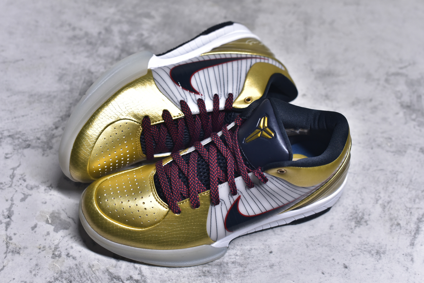 图片[7]-# NK Zoom Kobe 4 科比四代 奥运会白黑金 FQ3544-100 完美复刻公司货 Phylon泡棉中底 后跟搭载Air Zoom马蹄气垫 真正的原汁原味 还原ZP脚感 全身鞋材卡料色独家定制 唯一正确鞋身反光效果 原厂压印工艺 立体感十足 内置全真动态飞线 独立原厂模具 首批不拼图大几率过验 亲测已过 支持各种高强度实战 无需担心 补货周期极长 脚宽建议买大半码 科比系列前掌偏窄 支持七天无理由退换 尺码： 40 40.5 41 42 42.5 43 44 44.5 45 46 47.5 48.5-选品中心