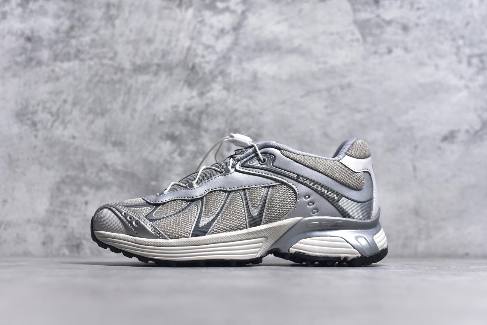 #Salomon XT-Whisper 萨洛蒙 探索者系列户外越野跑鞋 478014-20 #鞋面采用SENSIFIT贴合技术 全方位贴合包裹脚型 鞋跟部鞋底牵引设计 提供强大的抓地性能 更适应野外崎岖不平的道路 其3D ADVANCED CHASSIS底盘 材料轻量大化 钉齿设计更具稳定性、防护性 鞋底易磨损区运用CONTAGRIP高耐磨材料 应对城市硬质路面长距离跑考验 尺码：36 36.5 37 38 38.5 39 40 40.5 41 42 42.5 43 44 44.5 45 46-选品中心