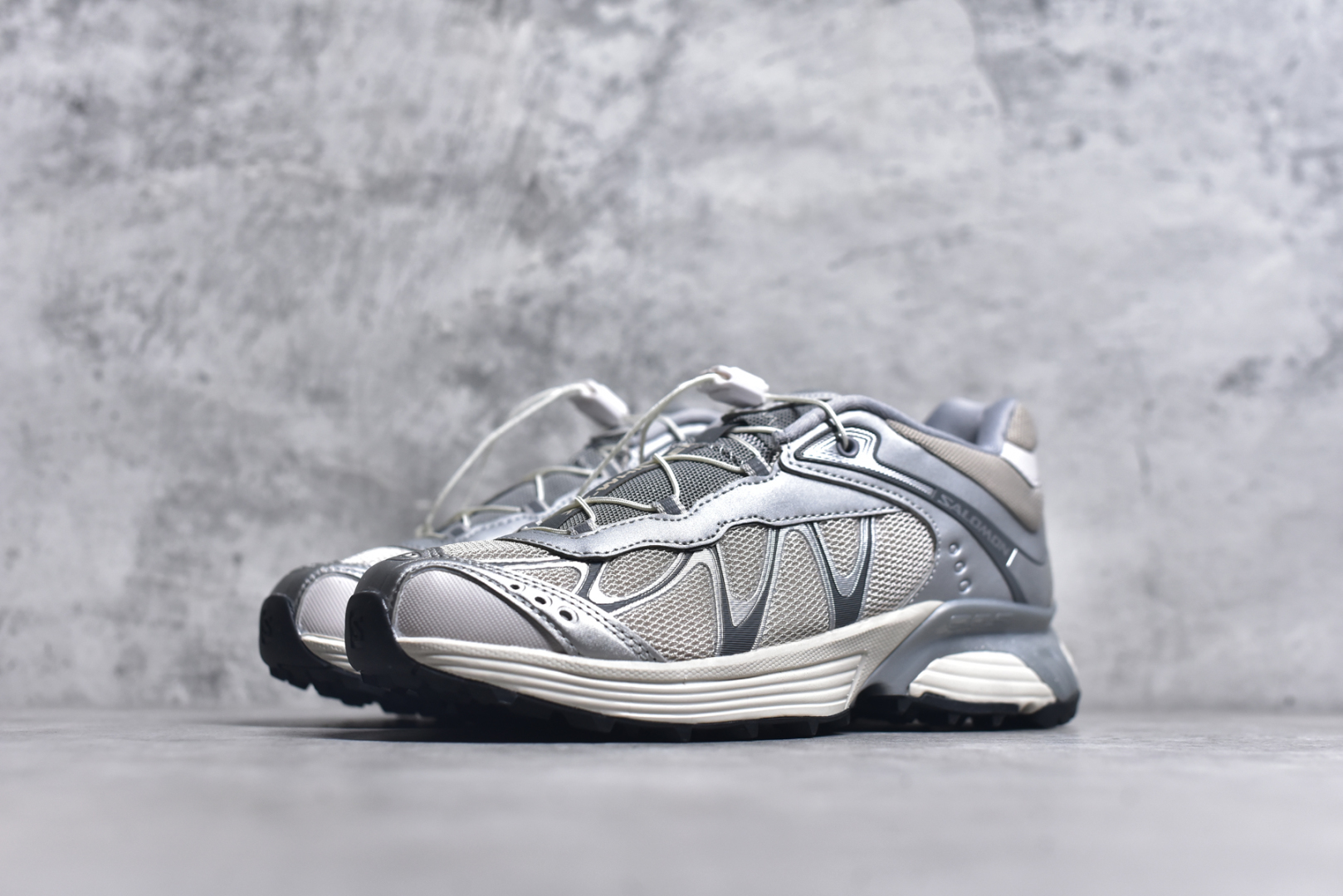 图片[2]-#Salomon XT-Whisper 萨洛蒙 探索者系列户外越野跑鞋 478014-20 #鞋面采用SENSIFIT贴合技术 全方位贴合包裹脚型 鞋跟部鞋底牵引设计 提供强大的抓地性能 更适应野外崎岖不平的道路 其3D ADVANCED CHASSIS底盘 材料轻量大化 钉齿设计更具稳定性、防护性 鞋底易磨损区运用CONTAGRIP高耐磨材料 应对城市硬质路面长距离跑考验 尺码：36 36.5 37 38 38.5 39 40 40.5 41 42 42.5 43 44 44.5 45 46-选品中心