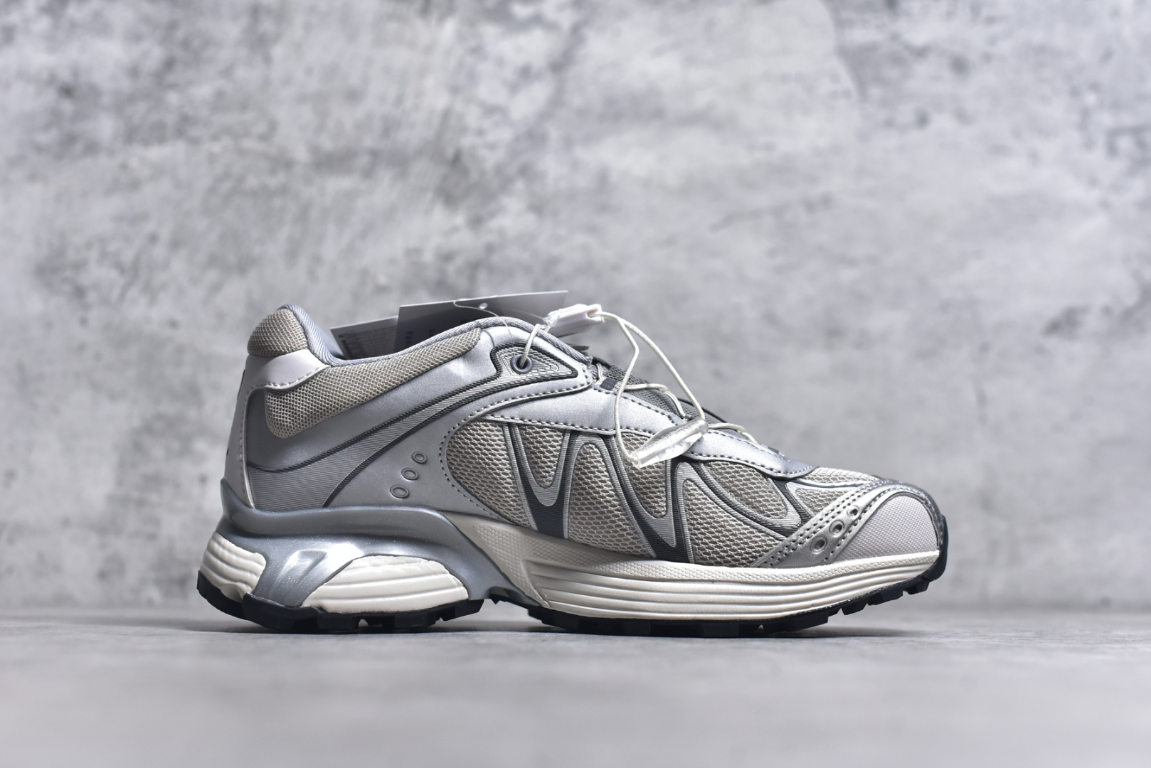 图片[3]-#Salomon XT-Whisper 萨洛蒙 探索者系列户外越野跑鞋 478014-20 #鞋面采用SENSIFIT贴合技术 全方位贴合包裹脚型 鞋跟部鞋底牵引设计 提供强大的抓地性能 更适应野外崎岖不平的道路 其3D ADVANCED CHASSIS底盘 材料轻量大化 钉齿设计更具稳定性、防护性 鞋底易磨损区运用CONTAGRIP高耐磨材料 应对城市硬质路面长距离跑考验 尺码：36 36.5 37 38 38.5 39 40 40.5 41 42 42.5 43 44 44.5 45 46-选品中心