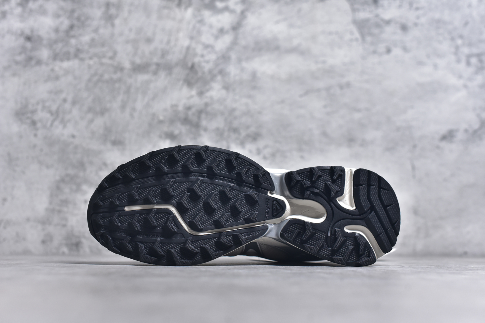 图片[6]-#Salomon XT-Whisper 萨洛蒙 探索者系列户外越野跑鞋 478014-20 #鞋面采用SENSIFIT贴合技术 全方位贴合包裹脚型 鞋跟部鞋底牵引设计 提供强大的抓地性能 更适应野外崎岖不平的道路 其3D ADVANCED CHASSIS底盘 材料轻量大化 钉齿设计更具稳定性、防护性 鞋底易磨损区运用CONTAGRIP高耐磨材料 应对城市硬质路面长距离跑考验 尺码：36 36.5 37 38 38.5 39 40 40.5 41 42 42.5 43 44 44.5 45 46-选品中心