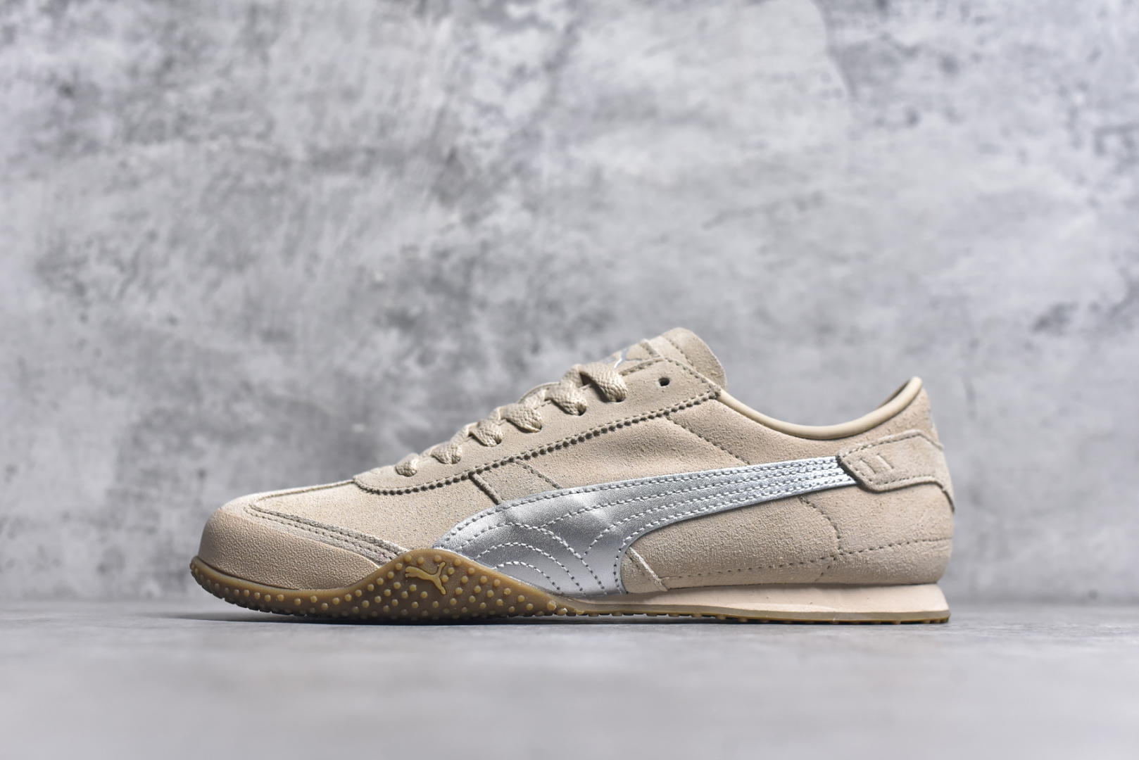 #PUMA Bella UT Low 彪马贝拉UT系列低帮薄底德训复古风经典百搭休闲慢跑鞋 继将 Speedcat OG 带回后，近日 Puma 再以品牌档案室的经典鞋型 Bella OG 为蓝本，推出契合时下薄底球鞋趋势的 Bella UT 鞋款。自 21 世纪初问世以来，Bella OG 鞋型以其独特的薄底设计和上翻外底设计收获了众多年轻拥趸，更是 PUMA DNA 中不可磨灭的经典。此番重新推出的 Bella UT 鞋款，整体鞋面采用上乘皮革材质，并延续 Formstrip 设计语言；鞋头处采用精致的包头设计，搭配麂皮材质提升质感；鞋底部分保留 Bella 鞋款标志性的薄底和点状橡胶外底，上翘的设计包裹鞋面；鞋舌与鞋跟分别点缀美洲狮 Logo 与品牌字母 Logo。值得一提的是，本次 Bella UT 鞋款搭载 SOFTFOAM+ 鞋垫，兼顾美学设计与穿着舒适度。而配色上则提供白、黄、蓝、银、粉五款颜色。尺码：35.5 36 37 37.5 38 39 39.5 40 40.5 41 42 42.5 43 44 44.5 45-选品中心