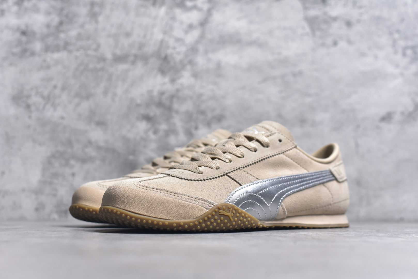 图片[2]-#PUMA Bella UT Low 彪马贝拉UT系列低帮薄底德训复古风经典百搭休闲慢跑鞋 继将 Speedcat OG 带回后，近日 Puma 再以品牌档案室的经典鞋型 Bella OG 为蓝本，推出契合时下薄底球鞋趋势的 Bella UT 鞋款。自 21 世纪初问世以来，Bella OG 鞋型以其独特的薄底设计和上翻外底设计收获了众多年轻拥趸，更是 PUMA DNA 中不可磨灭的经典。此番重新推出的 Bella UT 鞋款，整体鞋面采用上乘皮革材质，并延续 Formstrip 设计语言；鞋头处采用精致的包头设计，搭配麂皮材质提升质感；鞋底部分保留 Bella 鞋款标志性的薄底和点状橡胶外底，上翘的设计包裹鞋面；鞋舌与鞋跟分别点缀美洲狮 Logo 与品牌字母 Logo。值得一提的是，本次 Bella UT 鞋款搭载 SOFTFOAM+ 鞋垫，兼顾美学设计与穿着舒适度。而配色上则提供白、黄、蓝、银、粉五款颜色。尺码：35.5 36 37 37.5 38 39 39.5 40 40.5 41 42 42.5 43 44 44.5 45-选品中心