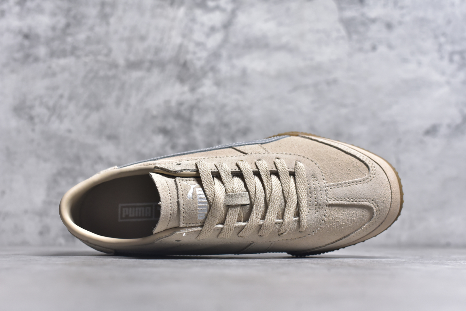 图片[4]-#PUMA Bella UT Low 彪马贝拉UT系列低帮薄底德训复古风经典百搭休闲慢跑鞋 继将 Speedcat OG 带回后，近日 Puma 再以品牌档案室的经典鞋型 Bella OG 为蓝本，推出契合时下薄底球鞋趋势的 Bella UT 鞋款。自 21 世纪初问世以来，Bella OG 鞋型以其独特的薄底设计和上翻外底设计收获了众多年轻拥趸，更是 PUMA DNA 中不可磨灭的经典。此番重新推出的 Bella UT 鞋款，整体鞋面采用上乘皮革材质，并延续 Formstrip 设计语言；鞋头处采用精致的包头设计，搭配麂皮材质提升质感；鞋底部分保留 Bella 鞋款标志性的薄底和点状橡胶外底，上翘的设计包裹鞋面；鞋舌与鞋跟分别点缀美洲狮 Logo 与品牌字母 Logo。值得一提的是，本次 Bella UT 鞋款搭载 SOFTFOAM+ 鞋垫，兼顾美学设计与穿着舒适度。而配色上则提供白、黄、蓝、银、粉五款颜色。尺码：35.5 36 37 37.5 38 39 39.5 40 40.5 41 42 42.5 43 44 44.5 45-选品中心