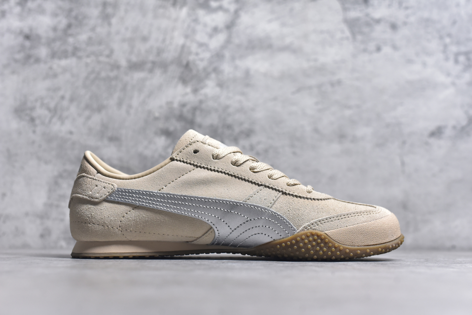 图片[3]-#PUMA Bella UT Low 彪马贝拉UT系列低帮薄底德训复古风经典百搭休闲慢跑鞋 继将 Speedcat OG 带回后，近日 Puma 再以品牌档案室的经典鞋型 Bella OG 为蓝本，推出契合时下薄底球鞋趋势的 Bella UT 鞋款。自 21 世纪初问世以来，Bella OG 鞋型以其独特的薄底设计和上翻外底设计收获了众多年轻拥趸，更是 PUMA DNA 中不可磨灭的经典。此番重新推出的 Bella UT 鞋款，整体鞋面采用上乘皮革材质，并延续 Formstrip 设计语言；鞋头处采用精致的包头设计，搭配麂皮材质提升质感；鞋底部分保留 Bella 鞋款标志性的薄底和点状橡胶外底，上翘的设计包裹鞋面；鞋舌与鞋跟分别点缀美洲狮 Logo 与品牌字母 Logo。值得一提的是，本次 Bella UT 鞋款搭载 SOFTFOAM+ 鞋垫，兼顾美学设计与穿着舒适度。而配色上则提供白、黄、蓝、银、粉五款颜色。尺码：35.5 36 37 37.5 38 39 39.5 40 40.5 41 42 42.5 43 44 44.5 45-选品中心