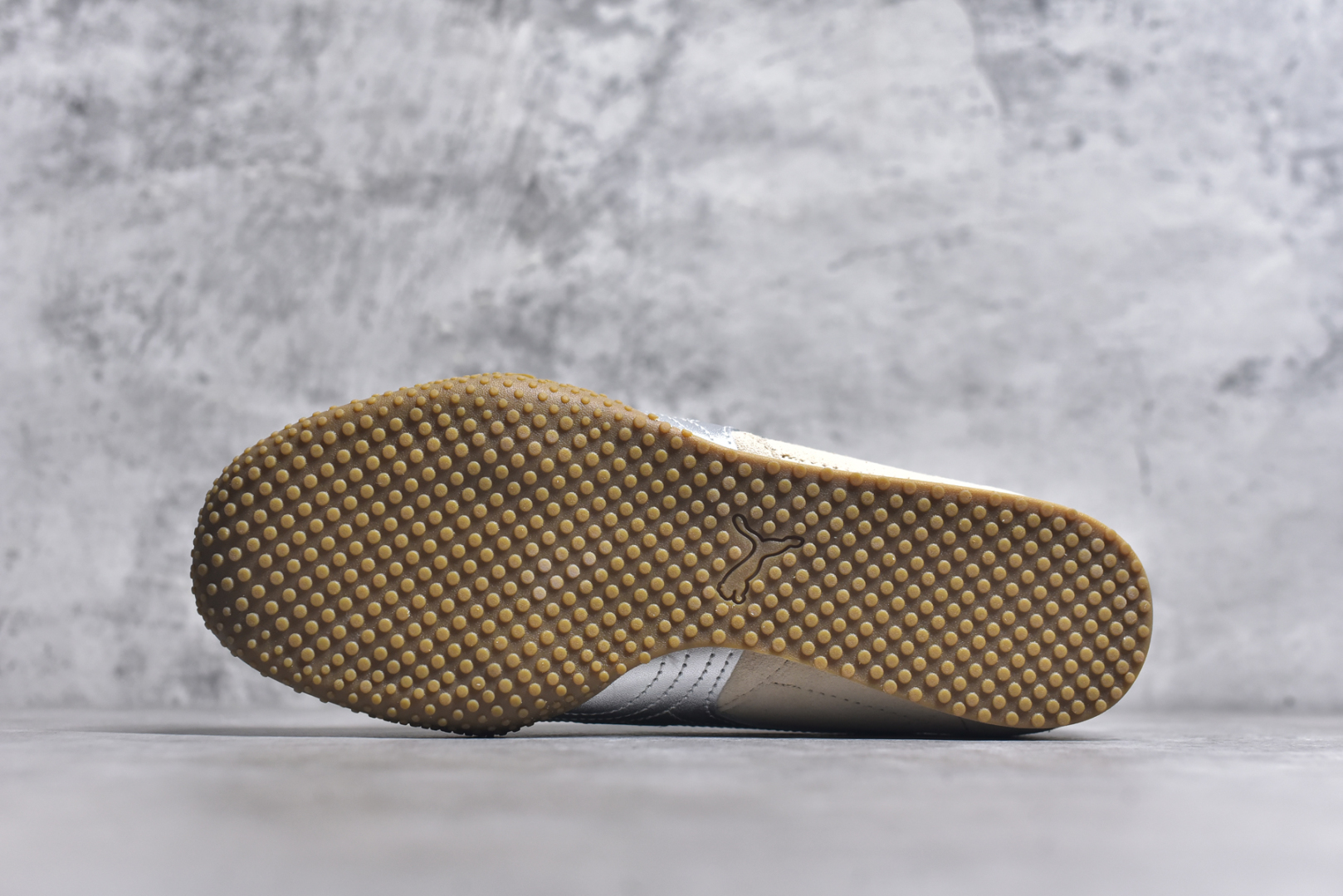 图片[6]-#PUMA Bella UT Low 彪马贝拉UT系列低帮薄底德训复古风经典百搭休闲慢跑鞋 继将 Speedcat OG 带回后，近日 Puma 再以品牌档案室的经典鞋型 Bella OG 为蓝本，推出契合时下薄底球鞋趋势的 Bella UT 鞋款。自 21 世纪初问世以来，Bella OG 鞋型以其独特的薄底设计和上翻外底设计收获了众多年轻拥趸，更是 PUMA DNA 中不可磨灭的经典。此番重新推出的 Bella UT 鞋款，整体鞋面采用上乘皮革材质，并延续 Formstrip 设计语言；鞋头处采用精致的包头设计，搭配麂皮材质提升质感；鞋底部分保留 Bella 鞋款标志性的薄底和点状橡胶外底，上翘的设计包裹鞋面；鞋舌与鞋跟分别点缀美洲狮 Logo 与品牌字母 Logo。值得一提的是，本次 Bella UT 鞋款搭载 SOFTFOAM+ 鞋垫，兼顾美学设计与穿着舒适度。而配色上则提供白、黄、蓝、银、粉五款颜色。尺码：35.5 36 37 37.5 38 39 39.5 40 40.5 41 42 42.5 43 44 44.5 45-选品中心