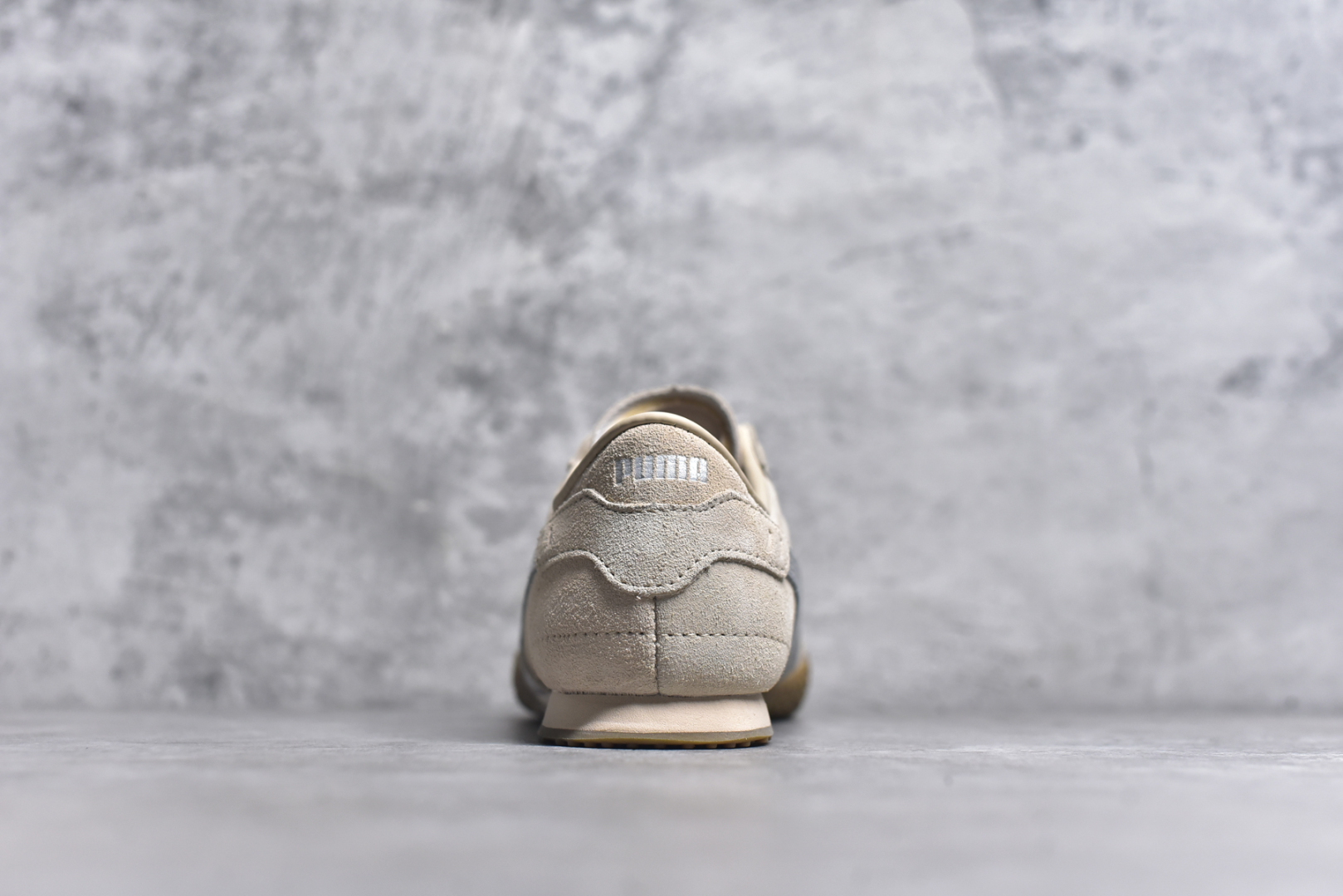 图片[5]-#PUMA Bella UT Low 彪马贝拉UT系列低帮薄底德训复古风经典百搭休闲慢跑鞋 继将 Speedcat OG 带回后，近日 Puma 再以品牌档案室的经典鞋型 Bella OG 为蓝本，推出契合时下薄底球鞋趋势的 Bella UT 鞋款。自 21 世纪初问世以来，Bella OG 鞋型以其独特的薄底设计和上翻外底设计收获了众多年轻拥趸，更是 PUMA DNA 中不可磨灭的经典。此番重新推出的 Bella UT 鞋款，整体鞋面采用上乘皮革材质，并延续 Formstrip 设计语言；鞋头处采用精致的包头设计，搭配麂皮材质提升质感；鞋底部分保留 Bella 鞋款标志性的薄底和点状橡胶外底，上翘的设计包裹鞋面；鞋舌与鞋跟分别点缀美洲狮 Logo 与品牌字母 Logo。值得一提的是，本次 Bella UT 鞋款搭载 SOFTFOAM+ 鞋垫，兼顾美学设计与穿着舒适度。而配色上则提供白、黄、蓝、银、粉五款颜色。尺码：35.5 36 37 37.5 38 39 39.5 40 40.5 41 42 42.5 43 44 44.5 45-选品中心