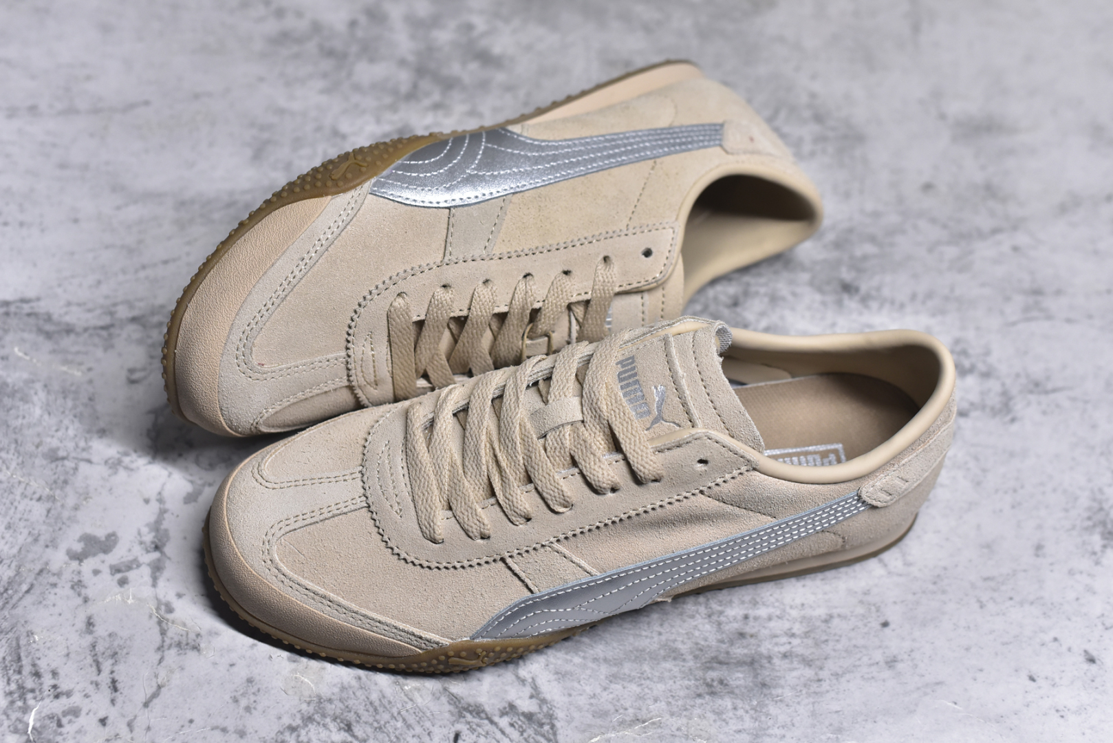 图片[7]-#PUMA Bella UT Low 彪马贝拉UT系列低帮薄底德训复古风经典百搭休闲慢跑鞋 继将 Speedcat OG 带回后，近日 Puma 再以品牌档案室的经典鞋型 Bella OG 为蓝本，推出契合时下薄底球鞋趋势的 Bella UT 鞋款。自 21 世纪初问世以来，Bella OG 鞋型以其独特的薄底设计和上翻外底设计收获了众多年轻拥趸，更是 PUMA DNA 中不可磨灭的经典。此番重新推出的 Bella UT 鞋款，整体鞋面采用上乘皮革材质，并延续 Formstrip 设计语言；鞋头处采用精致的包头设计，搭配麂皮材质提升质感；鞋底部分保留 Bella 鞋款标志性的薄底和点状橡胶外底，上翘的设计包裹鞋面；鞋舌与鞋跟分别点缀美洲狮 Logo 与品牌字母 Logo。值得一提的是，本次 Bella UT 鞋款搭载 SOFTFOAM+ 鞋垫，兼顾美学设计与穿着舒适度。而配色上则提供白、黄、蓝、银、粉五款颜色。尺码：35.5 36 37 37.5 38 39 39.5 40 40.5 41 42 42.5 43 44 44.5 45-选品中心